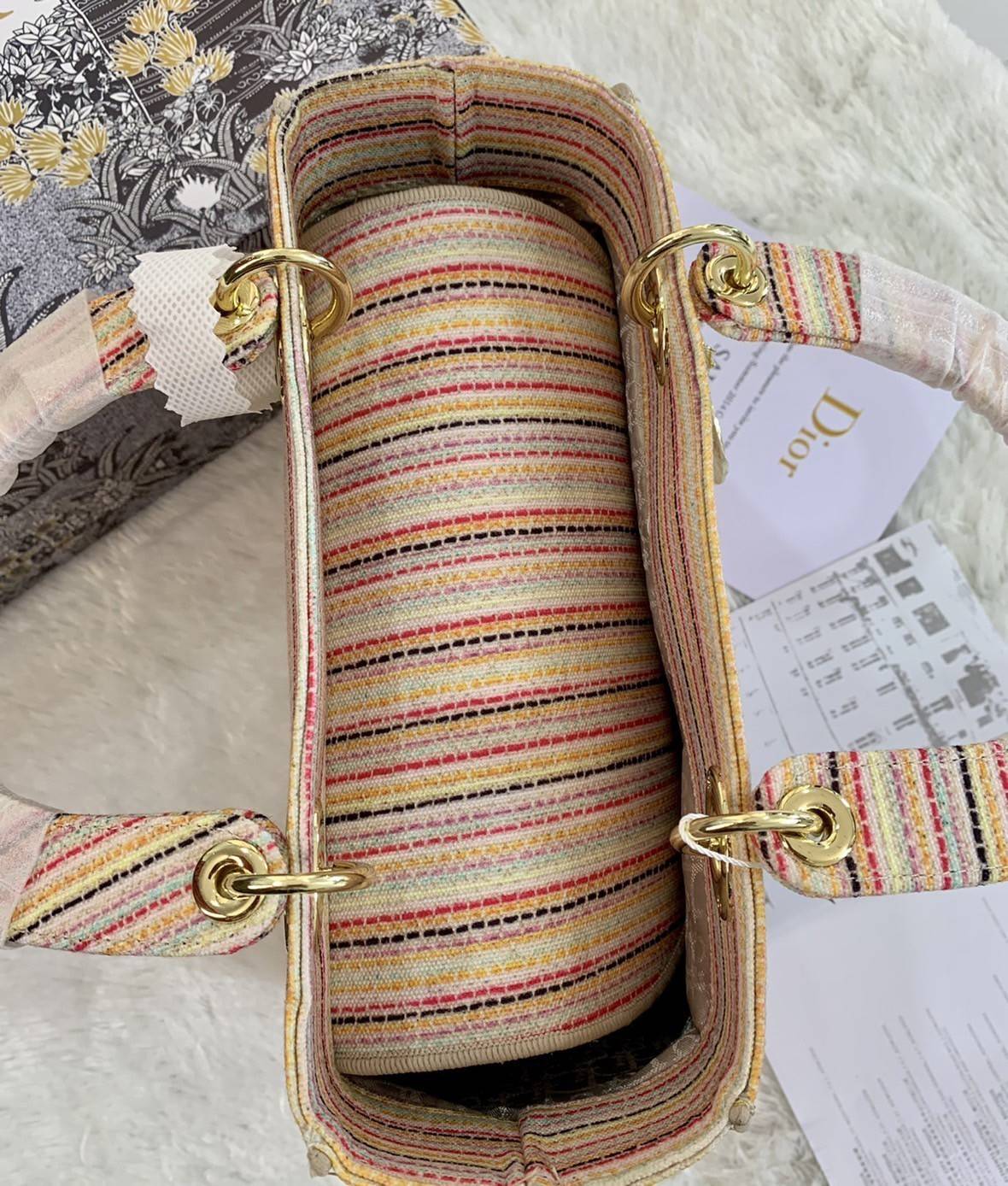 DIOR WOMEN MEDIUM LADY D-LITE BAG VIP GIFT WITH PURCHASE (GWP) พรีเมี่ยมกิ้ฟ Limited Edition จาก DIOR DUTYFREE COUNTER วัสดุหนังแท้ Calfskin หุ้มด้วยผ้า Cannage อีกชั้นและปักลวดลาย 'Dior Palm' กระเป๋า Lady D-Lite ผสมผสานความสง่างามและคลาสสิกที่เ