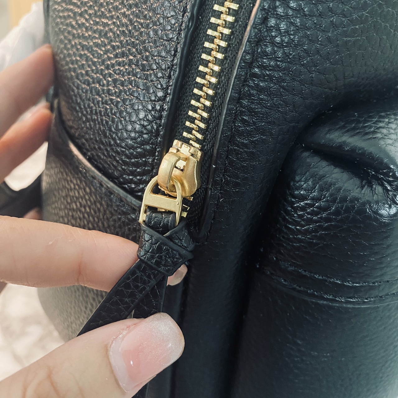 ory Burch Thea Mini Backpack คอลเลคชั่นใหม่ กระเป๋าเป้ไซส์มินิน่ารัก งานหนังเต็มใบสีดำสุดคลาสสิก ไอเท็มเด็ดที่ใครๆก็ต่างรอคอย!! ภายในเป็นช่องโล่ง ใส่ของสำคัญได้สบายๆ สายสะพายสามารถปรับได้ ใบนี้คุ้มค่าราคามากๆ