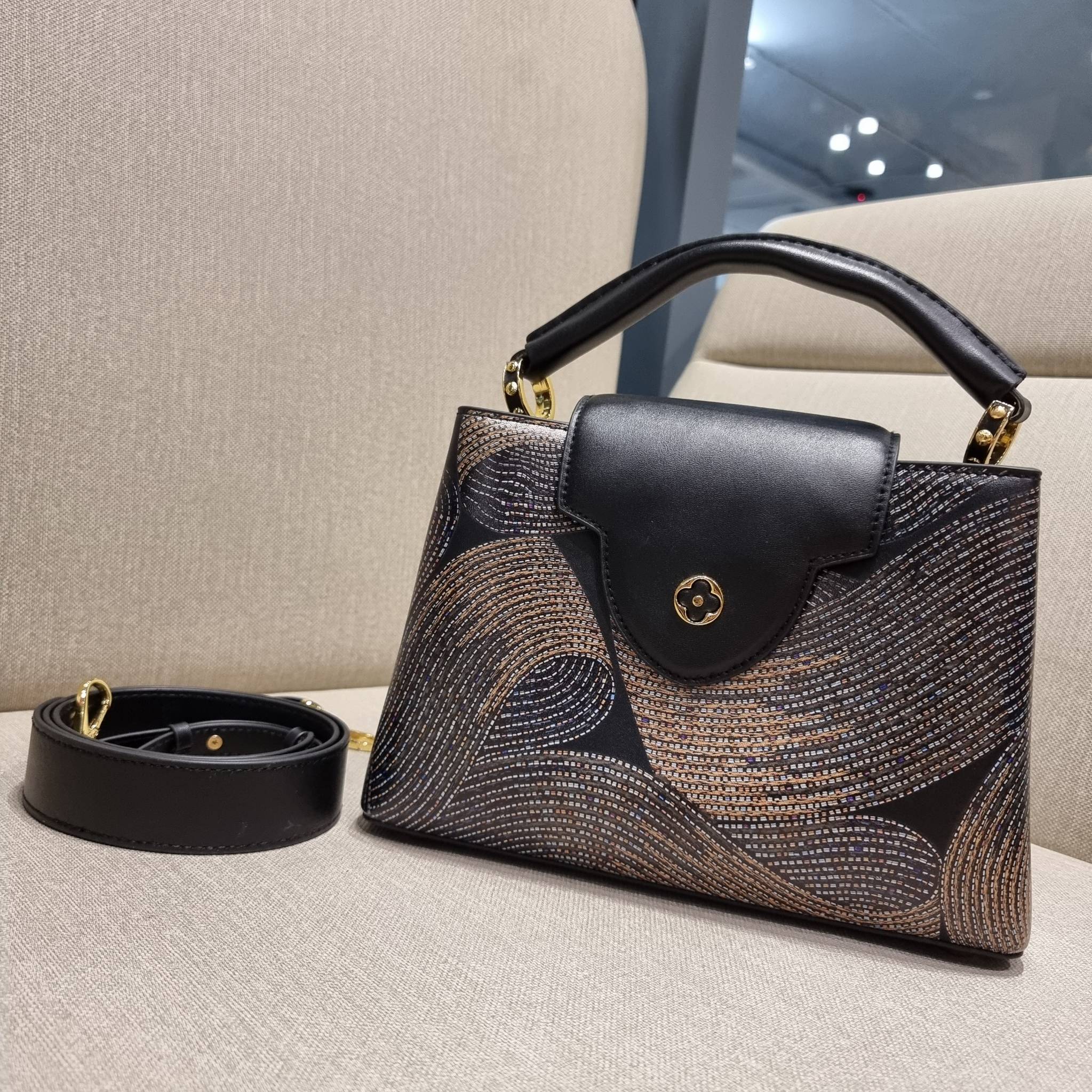 LV capucines top handle วีไอพีพรีเมี่ยมกิ๊ฟจากเคาน์เตอร์ ที่สุดของความสวยในราคาเบาๆ กระเป๋าถือสุดหรู ดีไซน์ทรงคลาสสิค พร้อมลวดลายหรูหรา มาพร้อมหูจับในตัว ด้วยรูปทรงวินเทจและวัสดุหนังแท้ ขับผิว ทำให้ไอเท็มนี้สะกดทุกสายตาจริงๆ และยังมีลูกเล่นที่ฝาปิดกระเป๋า