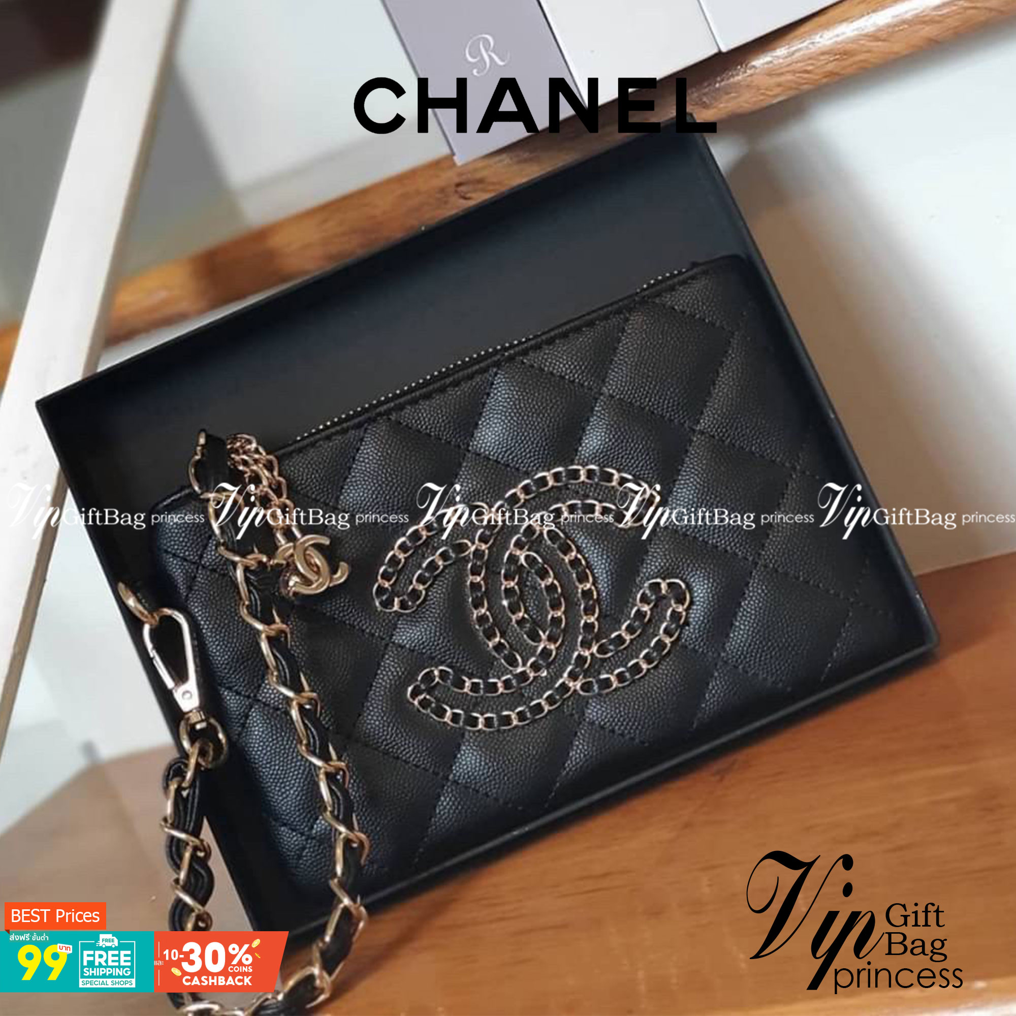 SIZE MINI : Chanel Clutch Bag Gift With Purchase (GWP) กระเป๋าคลัชพร้อมสายคล้องมือพรีเมี่ยมกิ้ฟรุ่นใหม่ล่าสุดจาก Chanel Make up Counter Dutyfree วัสดุหนังคาเวียร์สวยหรูอยู่ทรงประดับโลโก้แบรนด์ด้านหน้า เปิดปิดด้วยซิปสะดวกใช้ห้อยอะไหล่โลโก้แบรนด์สีทองเพิ่มด