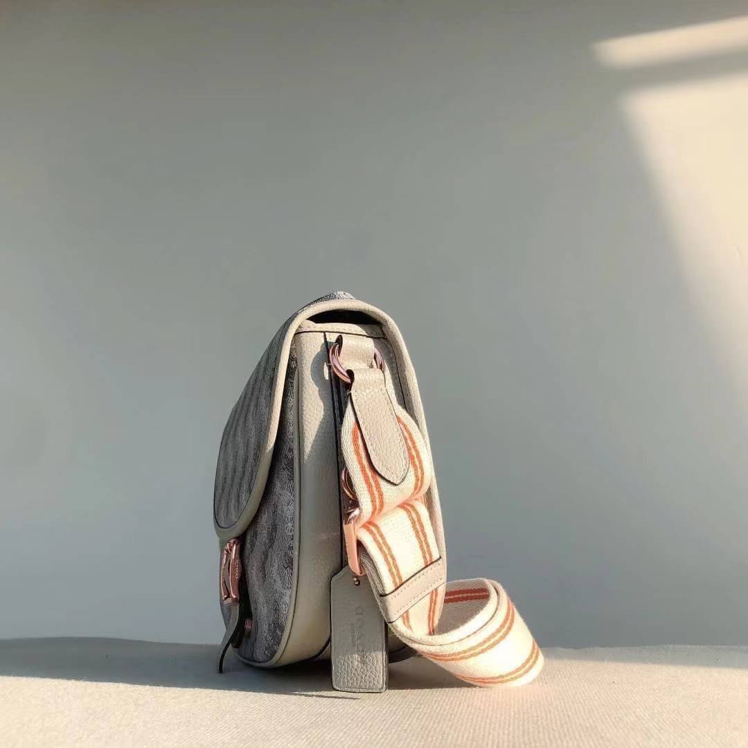 OUTLET 】COACH HITCH CROSSBODY WITH HORSE AND CARRIAGE PRINT พร้อมส่งที่ไทย