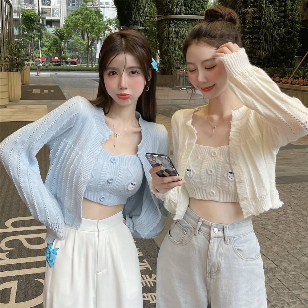 พร้อมส่ง 🧑🏻🌾🪀 Sanita tops เซตสองชิ้นเสื้อสายเดี่ยวและเสื้อคลุมแขนยาวปักลายน่ารัก (IN36175)