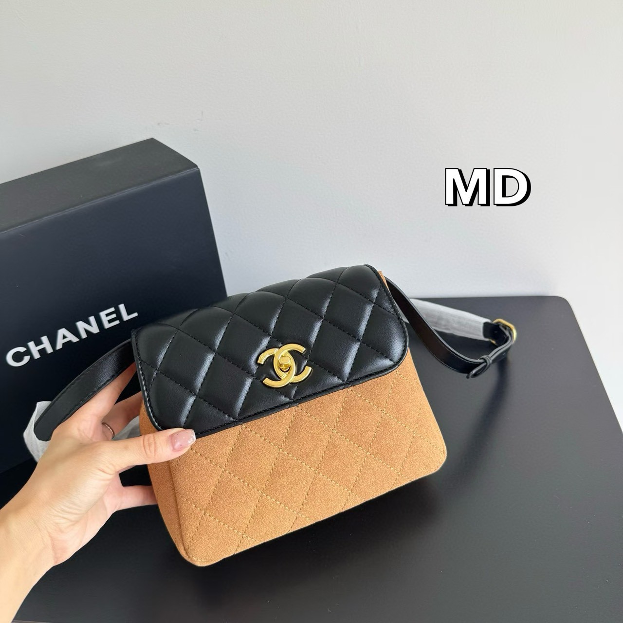 Chanel 25a Suede Mini Crossbody Bag กระเป๋าสะพายคลาสสิก ดีไซน์ทูโทนสุดไอคอนิก ฝาพับหนังตัวกระเป๋าหนังกลับสวยหรูลงตัว ไซส์มินิน่ารักน่าใช้