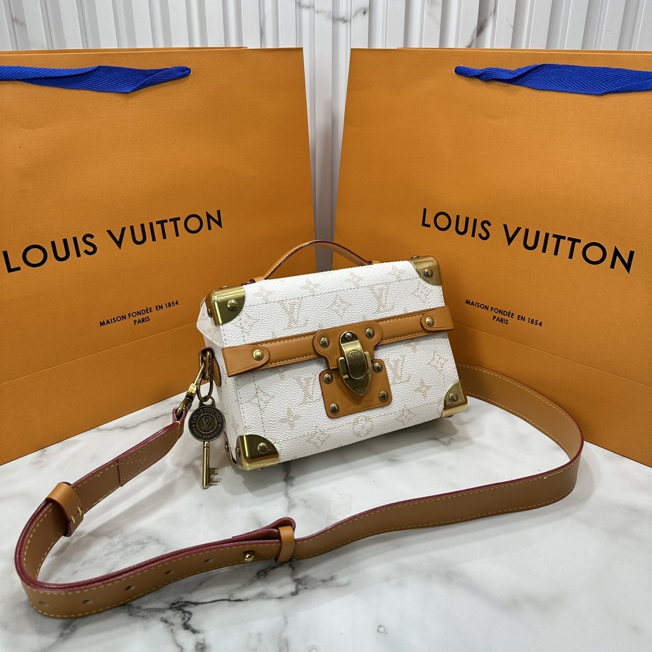 ORI หนังแท้ | LV Soul Trunk Monogram Dust coated canvas Bag กระเป๋าสะพายทรงกล่องโทนสีขาวคลาสสิก รุ่นใหม่สุดไอคอนิก ลายโมโนแกรมสวยงาม สะพายข้างชิคๆ พร้อมตอบรับได้ทุกลุค ทุกสไตล์