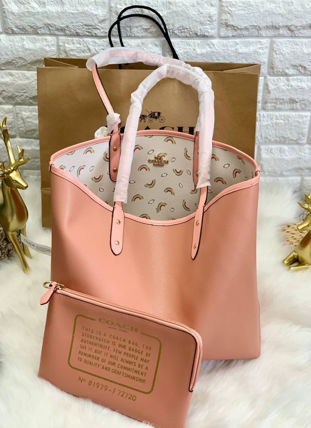 ลายหายากแล้วนะคะ🌈 COACH REVERSIBLE CITY TOTE RAINBOW PRINT ((F72720)) กลับมาอีกครั้ง! กระเป๋าทรงTote หนังแท้ กลับด้านได้ใช้ได้2ด้านค่ะ//ด้านนึงสีครีมลายรุ้ง//อีกด้านสีโอรส สวยงามค่ะ