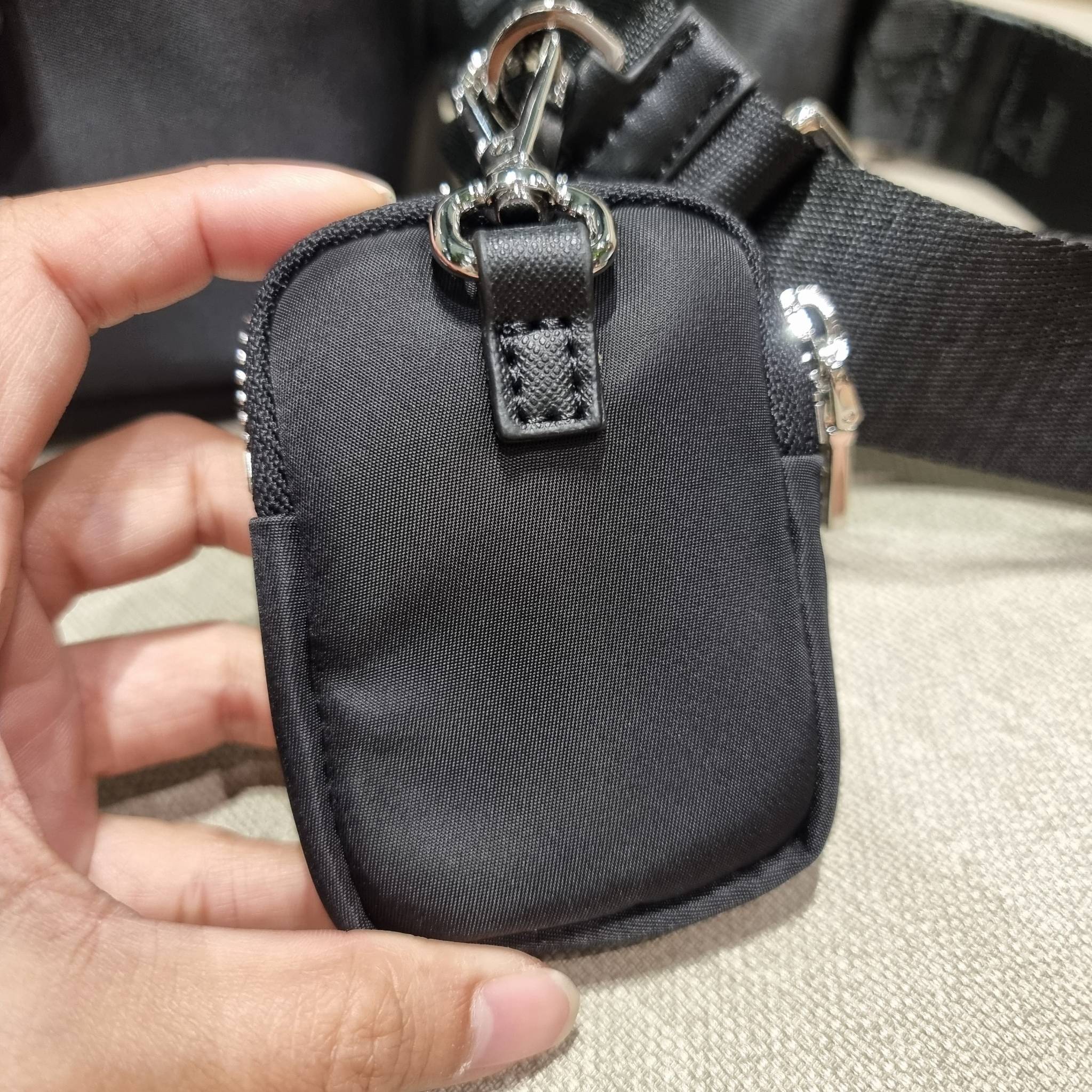 PRADA RE-NYLON AND LEATHER SHOULDER BAG ถึงเวลาของหนุ่มกันแล้ว!! ไอเท็ม best seller ที่เตรียมขึ้นแท่นรุ่นหายาก เท่ คูล ดูดี ไม่เกร่อ กระเป๋าสะพายข้าง รูปทรงเรขาคณิต ดีไซน์เรียบง่าย แต่มีความหรูในตัว วัสดุผ้าไนล่อนคุณภาพ พร้อมใบลูก ไว้ใส่เหรียญ ใส่กุญแจได้