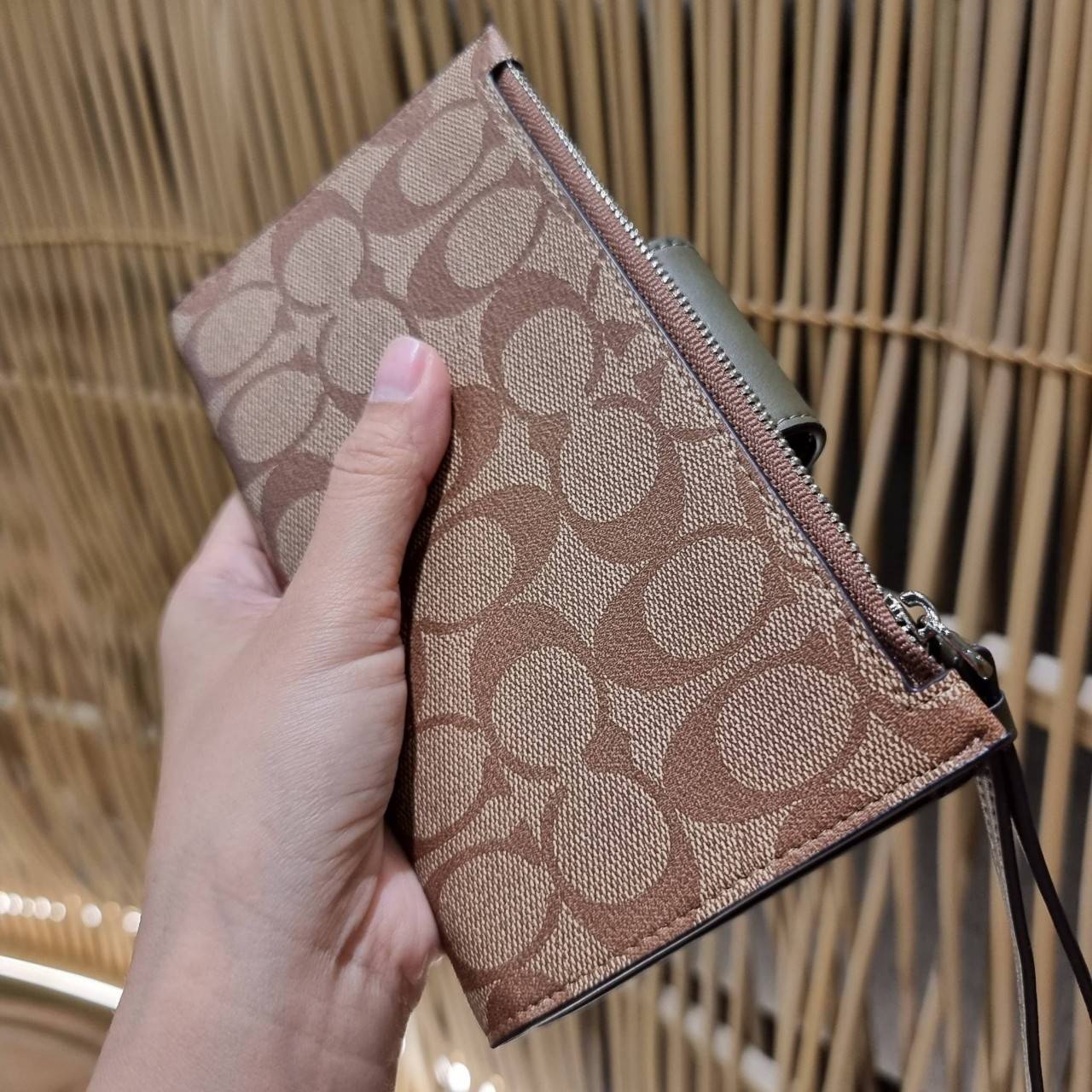 พร้อมส่ง 7 สี COACH C2874 TECH WALLET IN COLORBLOCK SIGNATURE CANVAS จัดให้สีใหม่ก่อนใคร!! ดีไซน์ใหม่ คอลเลคชั่นสวยหรู กระเป๋าสตางค์พร้อมสายคล้องมือ ง่ายต่อชีวิตมากจ้า!! มันดีอะไรเบอร์นี้ ใส่ได้ทั้งบัตร และโทรศัพท์ก็ใส่ได้ทุกรุ่น แถมยังมีช่องซิปแยกไปอีก ช