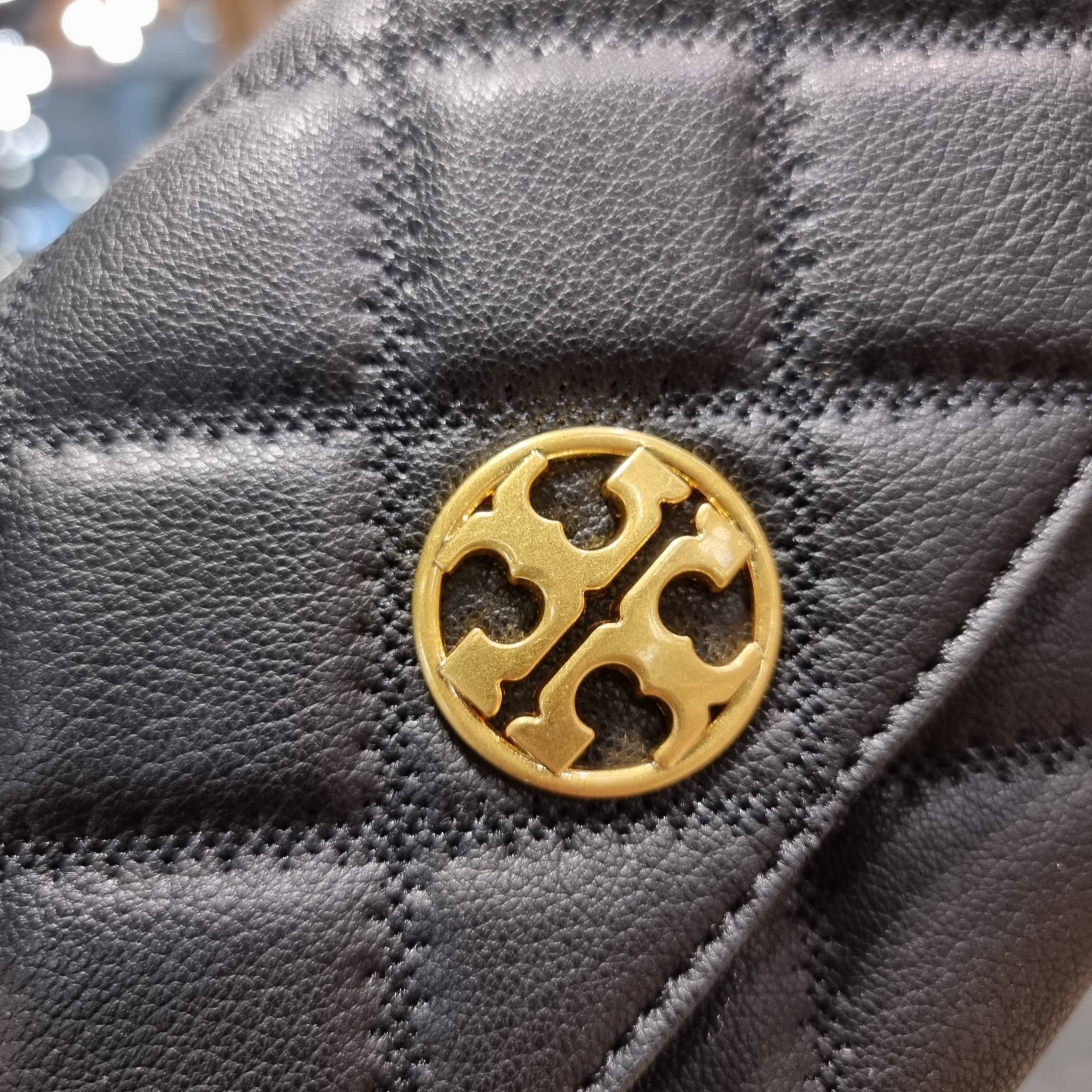 TORY BURCH WILLA MINI SHOULDER BAG ใหม่ล่าสุด พร้อมเสิร์ฟไม่ต้องรอพรีฯ กระเป๋าสะพายดีไซน์เลิศ ทรงสวย กะทัดรัด สะพายคล่องตัว ดีไซน์บุนวม เส้นคมสวยหรู