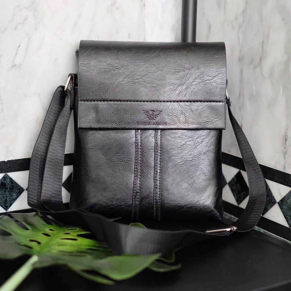 เอาใจหนุ่มๆบ้างค่า สำหรับ messenger bag หนังดี มากๆเลยน้า ลายหนังชัดสวย ใบนี้จากแบรนด์ ดัง Giorgio Armani ตัวกระเป๋าขนาดกำลังดีเลยคะ สีดำ คลาสสิค มีช่องแบ่งเก็บของหลายช่องเป็นสัดส่วนมากๆคะ น้ำหนักเบา จุของคุ้ม สายยาว ปรับได้ free size สามารถสะพาย cross bo