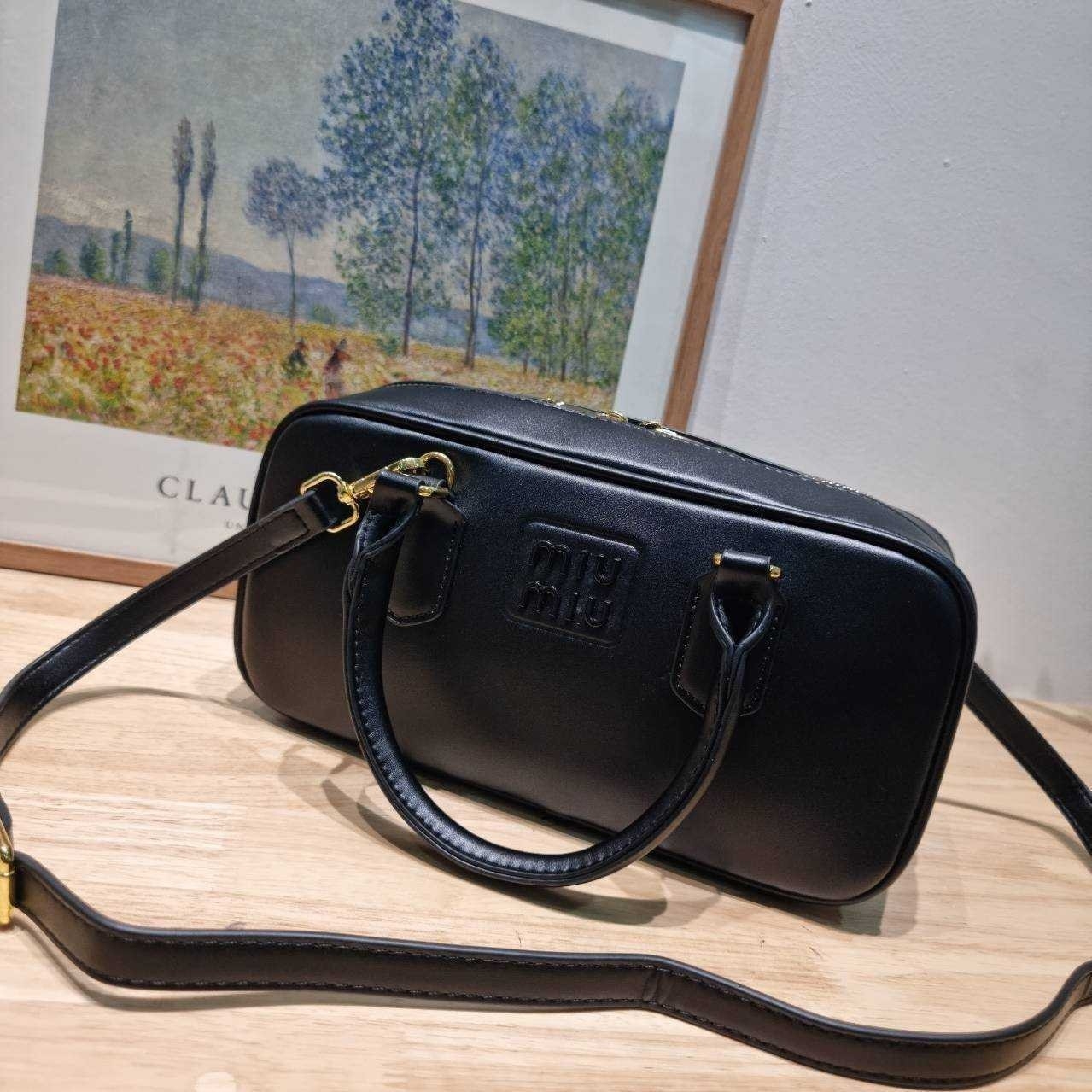MIU MIU ARCADIE LEATHER BAG M, Geniş 27cm กระเป๋าถือ/สะพายสุดชิค น่ารักๆเก๋ๆ ดีไซน์เรียบแต่มากมีอยู่จริง สวยดูแพง