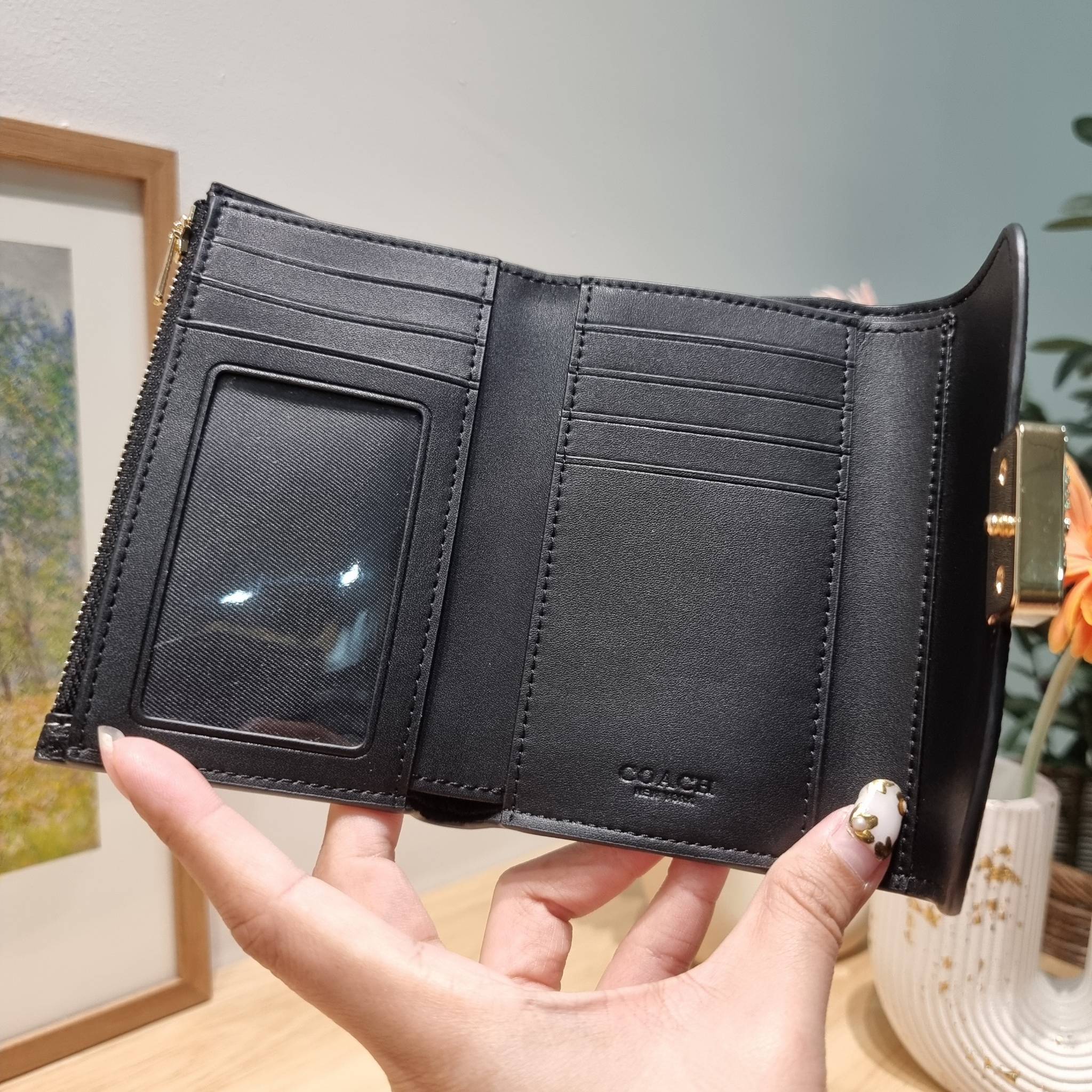 COACH MEDIUM GRACE WALLET IN SIGNATURE CANVAS CC061 CC060 CC059 พร้อมส่ง 5 สี กระเป๋าสตางค์ใบกลาง ดีไซน์หรู โดดเด่นด้วยโลโก้สไตล์วินเทจ คลาสสิค โทนสีใช้งานง่าย