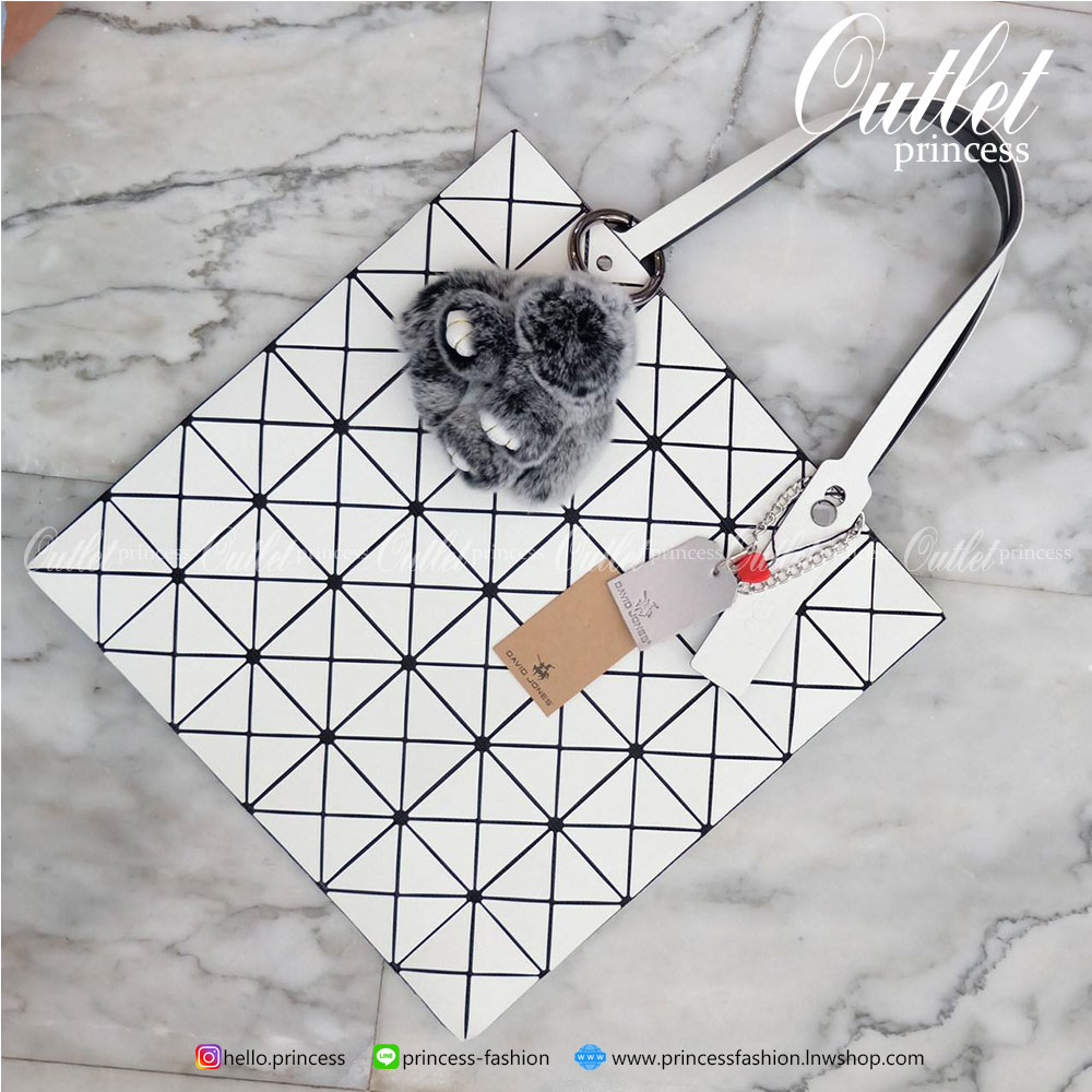 💕ทรงสุดฮิตจากแบรนด์ David Jones รุ่น Candy color ใบนี้ มาพร้อมกับน้องกระต่าย DV ขนฟู นิ่มๆ สีเข้า set กับกระเป๋าคะ กระเป๋า ทรง Tote ตัวกระเป๋าเย็บติด ด้วยแผ่นอคิลิค ตัดขอบลายวิ้งๆ สุดหรู ดีไซน์เกร๋ จุดเด่นที่ น้ำหนักเบา สามารถ ถือ หรือ สะพายไหล่ได