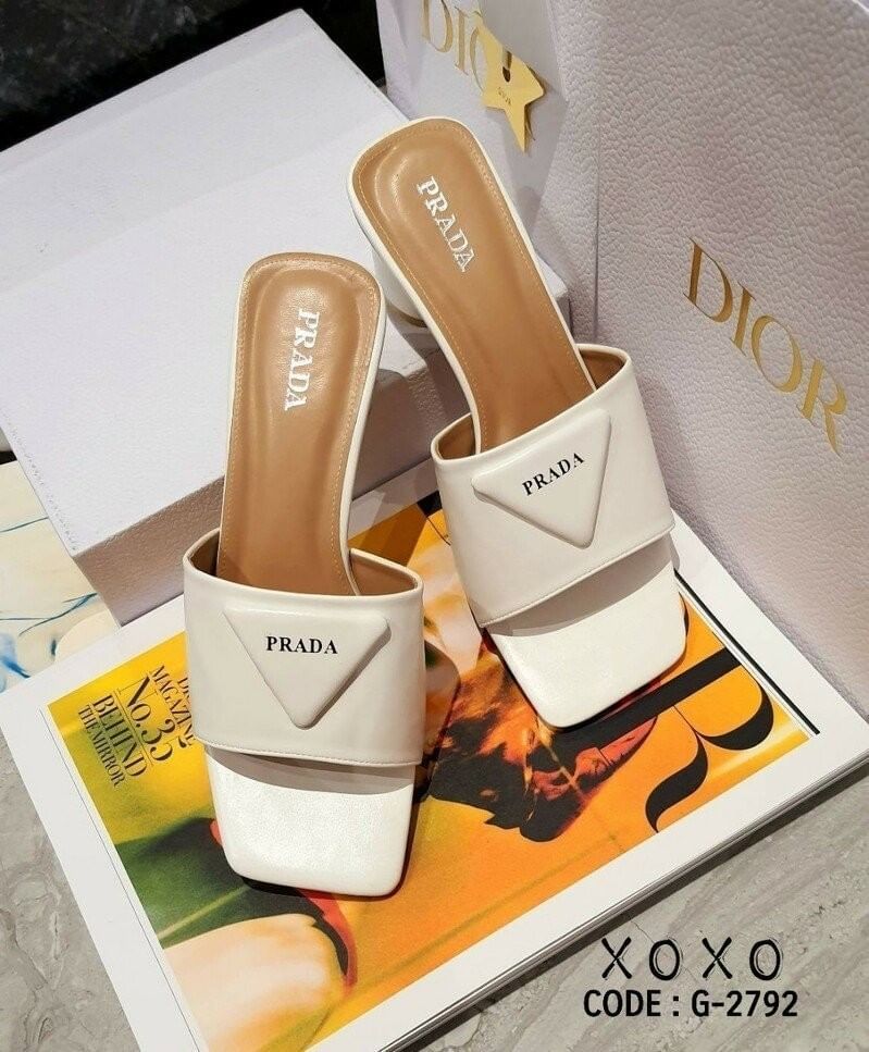 Prada งานสวม สวย เก๋ หรู วัสดุหนัง PU ส้นทรงกระบอกทรงกลม ใส่สบาย ใช้งาน ไม่เมื่อย น้ำหนักเบา ด้านหน้าติดอะไหล่แบรนด์โลโก้ทรงสามเหลี่ยม แมทส์ชุดง่าย