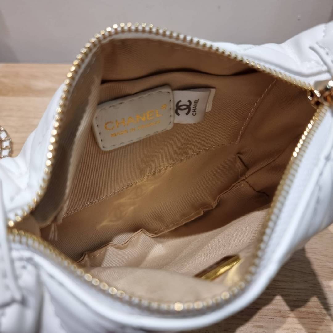 Chanel Pouch Hot item 2023 กระเป๋าสะพายกึ่งพอช ใบเล็กน่ารักน่าใช้ ถือไปไหนก็อัพลุคปัง วัสดุหนังแกะ สัมผัสนิ่มมือ หูจับในตัว ปรับได้อีกเล็กน้อย มาพร้อมสายสะพายโซ่