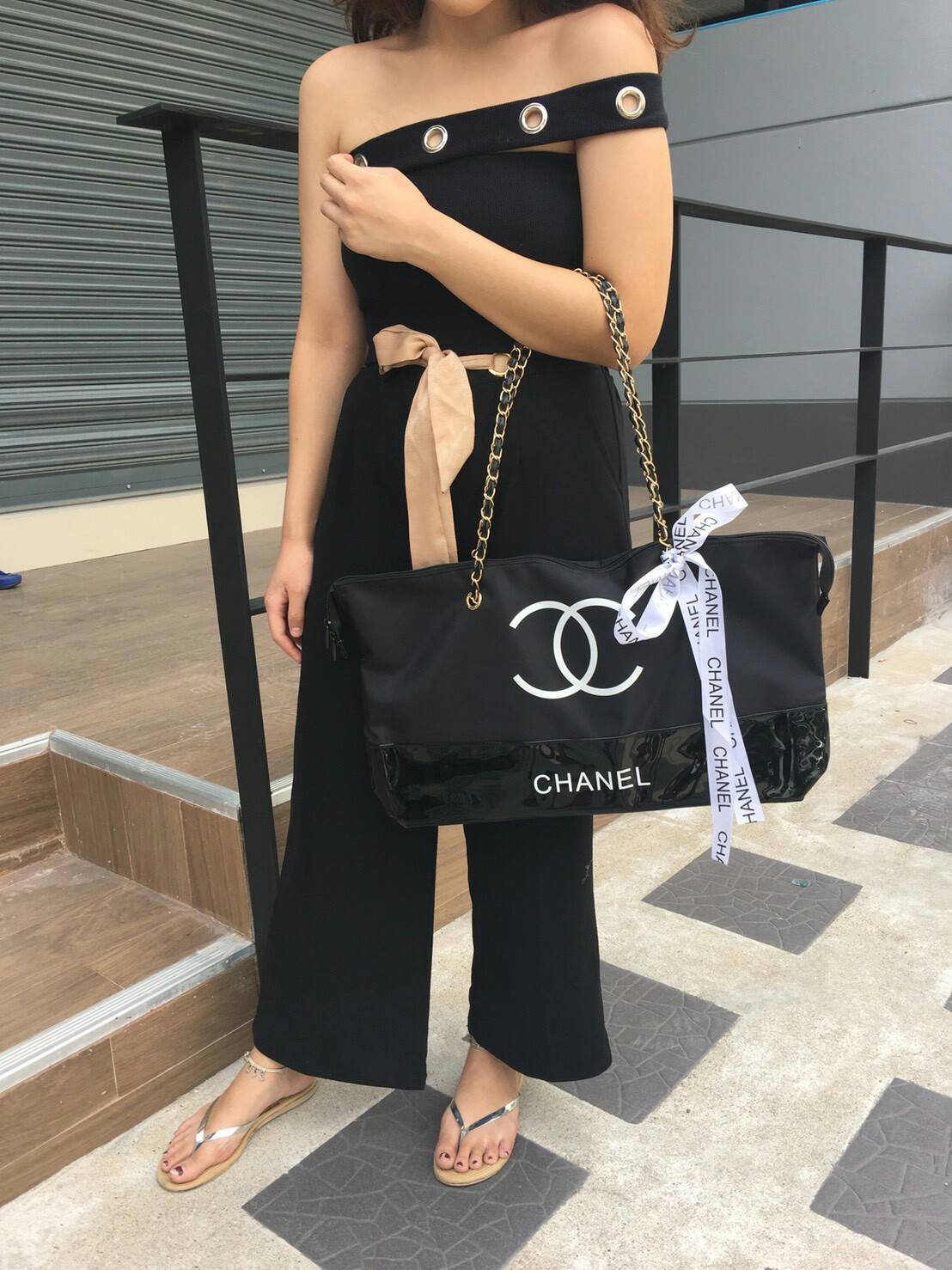 New Gorgeous☆☆ กระเป๋าใบใหญ่ทรง Tote จากแบรนด์ Chanel VIP gift Bag ของแท้ 100% ทำจากผ้าหนา Polyester ฐานล่างกระเป๋าทำจากหนังแก้วผิวมันเงา *สวยหรู สกรีนโลโก้ชาแนลหน้าหลัง หัวซิปปั้มโลโก้ ด้านในเป็นช่องกว้าง และมีอีกหนึ่งช่องเก็บของ รุ่นนี้สะพ
