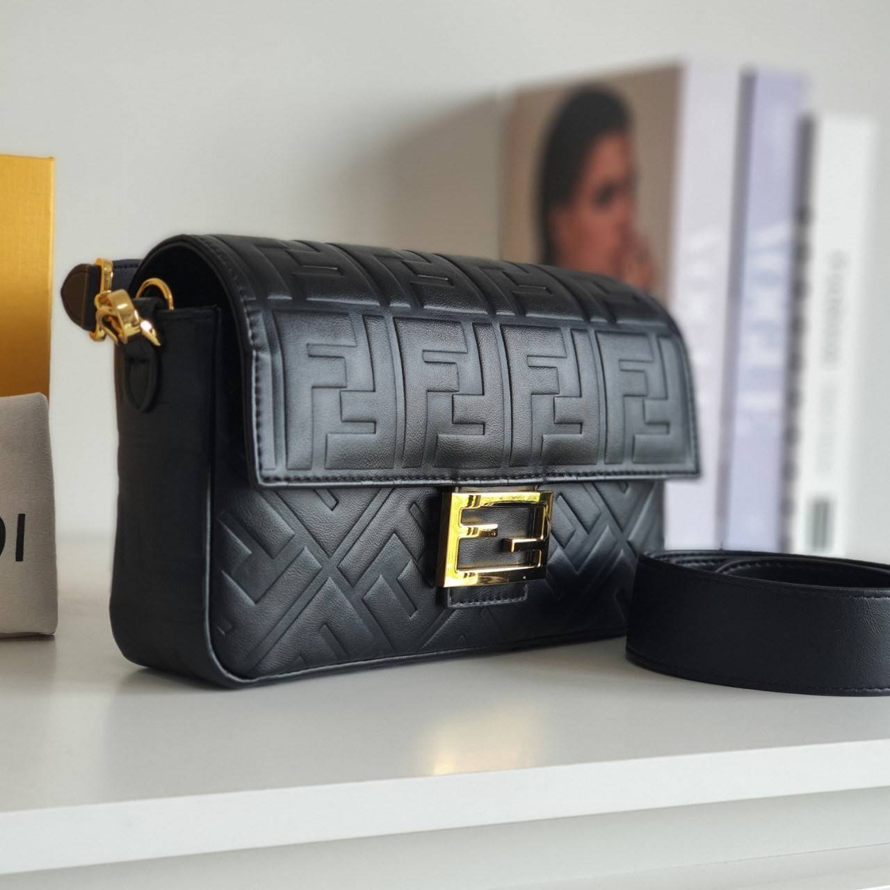 รุ่นใหม่แนะนำ!! **สวยหรูมาก กับ FENDI BAGUETTE BAG วัสดุหนังแท้ทั้งใบ ปั้มจมสัญลักษณ์แบรนด์สวยหรูมาก ด้านในบุผ้าปั้มแบรนด์ เปิดปิดด้วยกระดุมแม่เหล็ก ช่องโล่งกว้างพร้อมช่องซิป สามารถใส่ กระเป๋าสตางค์ยาวได้ มือถือได้ทุกรุ่น มาพร้อมสายสะพาย2แบบ ถอดปรับเปลี่ย