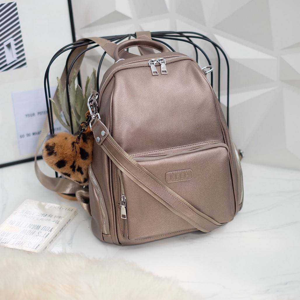 กระเป๋า ทรงน่ารัก มากๆๆๆ จากแบรนด์ KEEP รุ่น Misty backpack มาใหม่ หนัง Microfiber ผิวสัมผัสคล้ายหนังวัวแท้ เนื้อหนา นิ่มมือ พิเศษ!! เป้ใบนี้ มีสายสั้นหนังสำหรับสะพายไหล่ให้ด้วยคะ ใครชอบเป้สไตล์นี้ ห้ามพลาดเลยน๊า สวยจริง คอนเฟิร์มเลย