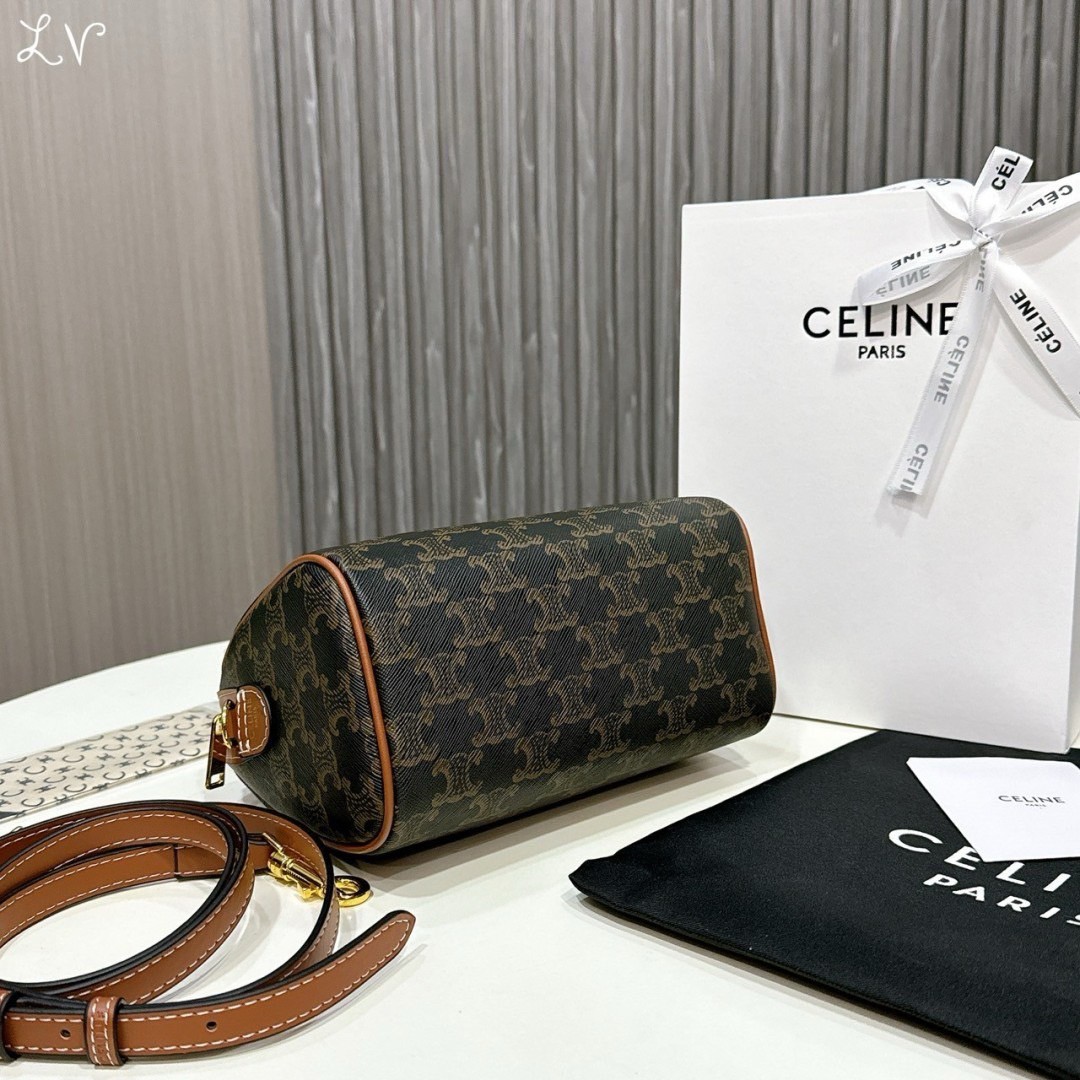 CELINE Small BOSTON bag in Triomphe canvas and Leather กระเป๋าสะพายทรงบอสตันสุดคลาสสิค ฮิตสุดๆในเกาหลี ไอเท็มแนะนำ! ไซส์เล็กน่ารัก ใช้ได้ทั้งหนุ่มๆและสาวๆ