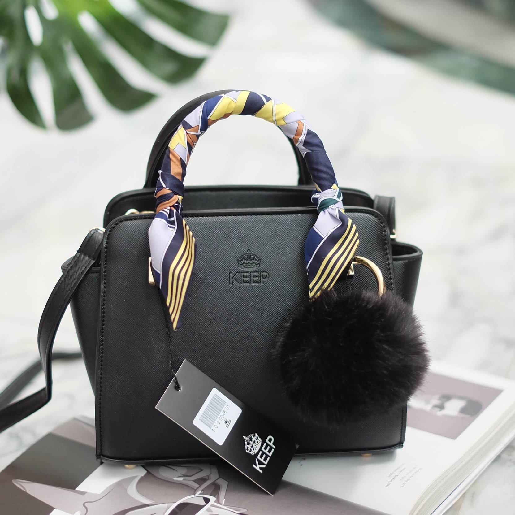 งานแท้ชนช้อป 👍 รุ่นใหม่ล่าสุด หนัง saffiano สวยมากๆค่า รุ่น KEEP saffiano leather Mini office bag สวย น่ารัก ขนาดตอบทุกโจทย์การใช้งาน เห็นแล้ว #หลงรักเลยคะ 🌲ตัวกระเป๋าขนาดกำลังดีหนังsaffiano ลายสวยที่สำคัญ ดูแลรักษาง่าย ประดับด้วยผ้าพันหูกระ