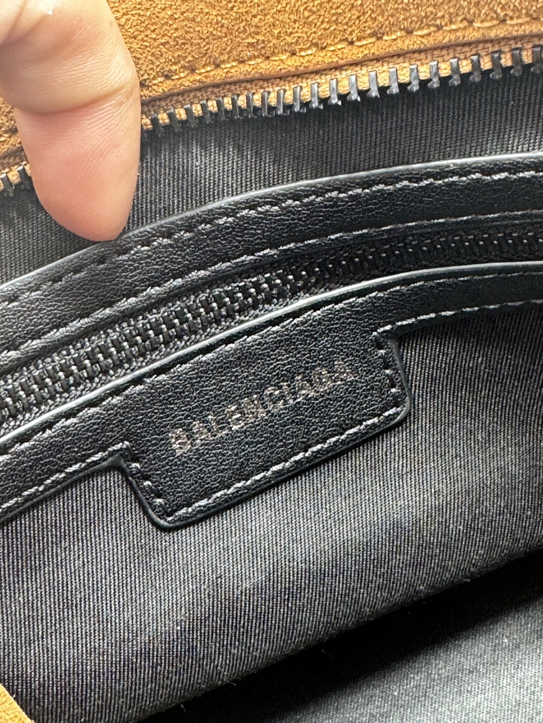 ORI หนังแท้ | Balenciaga Le City suede bag 30cm กระเป๋าถือ/สะพายข้างดีไซน์โดดเด่นสวยเท่ล้ำสมัย ใหม่ล่าสุดงานหนังกลับที่สุดแห่งความไอคอนิกไม่เหมือนใคร มีกิมมิคและลูกเล่นแพรวพราว