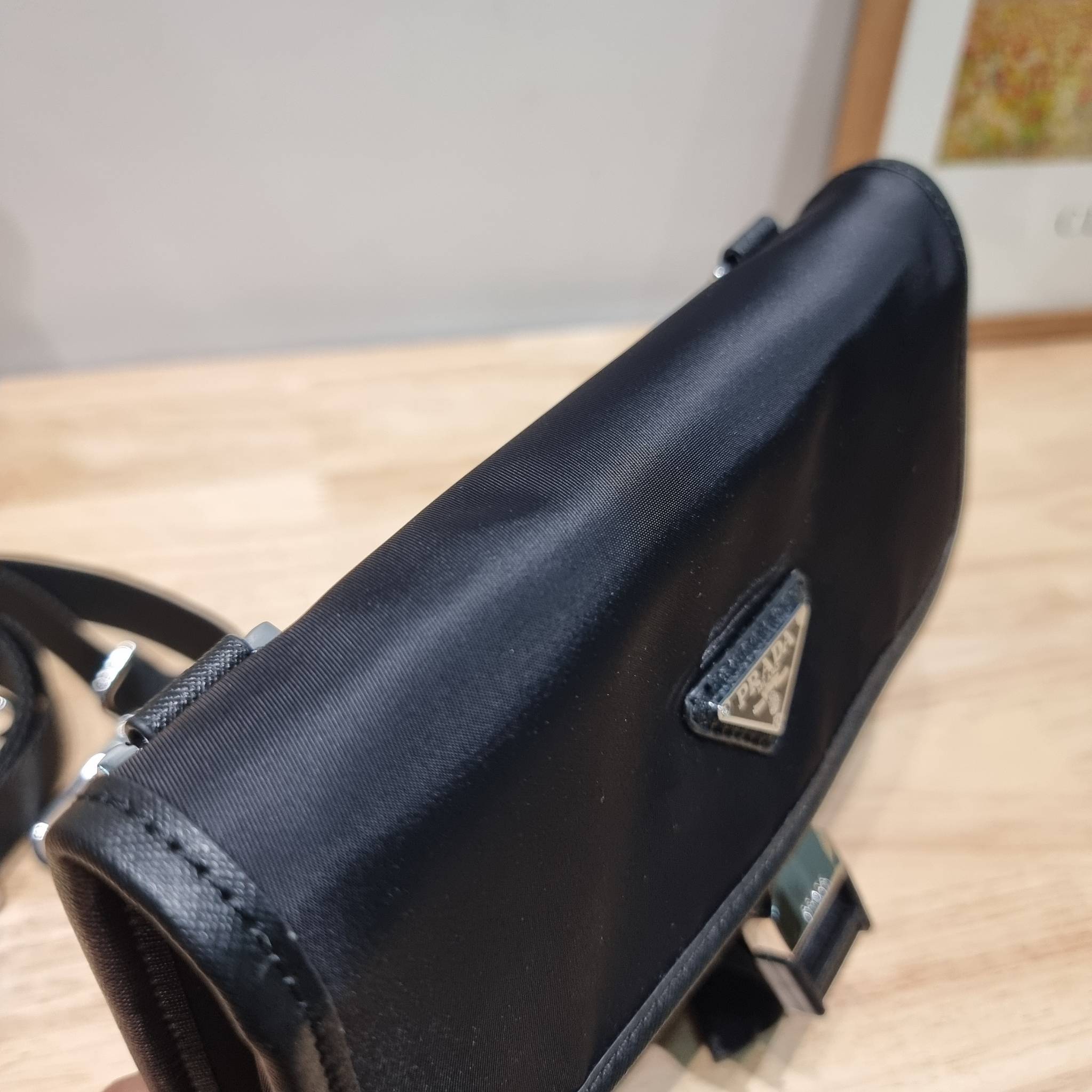 PRADA RE-NYLON AND SAFFIANO LEATHER SMARTPHONE CASE / PRADA Messenger Bag กระเป๋าสะพายสปอร์ต ดีไซน์หรู เรียบง่าย ดูแพง น้ำหนักเบา สายสะพายถอดออกได้