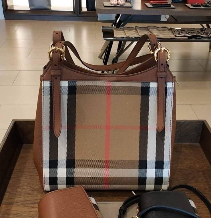Burberry House Check Derby Canterbury Leather Tote / Burberry Tote Bag กระเป๋าถือหรือสะพายไหล่ วัสดุ canvas +หนังแท้ ภายในโล่ง มี1ช่องซิปและ2ช่องเล็กใส่ตังค์ใส่บัตร น้ำหนักเบา จุของได้เยอะ ครบจบใบเดียวทั้งเที่ยวและไปทำงานคุ้มสุดๆ ไม่ควรพลาดเลยค่า