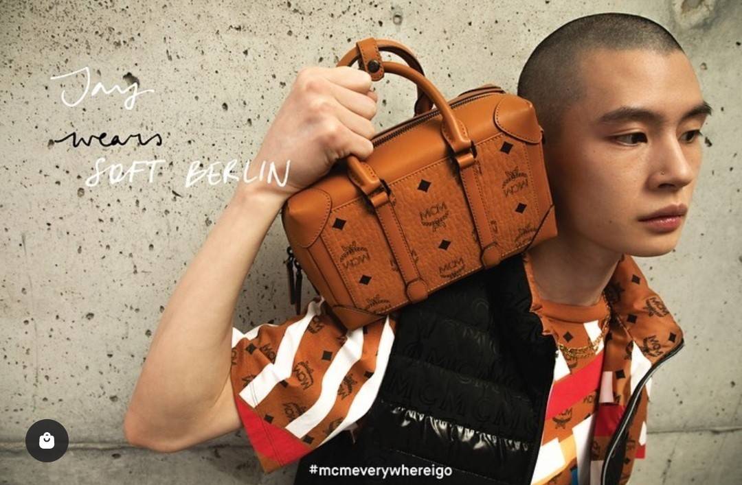 M.C.M SMALL E/W SOFT BERLIN CROSSBODY IN VISETOS ไอเท็มใหม่ในดีไซน์ทรงกระเป๋าเดินทางแบบคลาสสิค ย่อส่วนมาให้ใช้งานได้แบบสบายๆ พกพาสะดวก แมทช์ได้ทุกสไตล์ ใช้ได้แบบ unisex ใช้งานง่ายด้วยหูจับในตัว และซิปหลัก อะไหล่สีดำดูมีมิติตัดกับสีน้ำตาลคอนยัคได้เป็นอย่าง