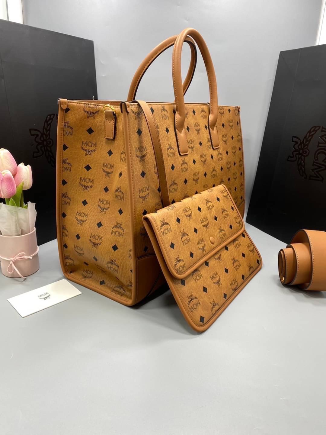 M.C.M München Tote in Visetos and nappa leather / M.C.M Extra-large tote bag 43cm กระเป๋าโท้ทใบใหญ่ จุๆ ไปเลย ใส่ของได้เยอะมาก พร้อมกระเป๋าใบเล็ก รูปทรงสวย ถือไปทำงาน สะพายไปเที่ยวได้สวยๆเลยค่ะ