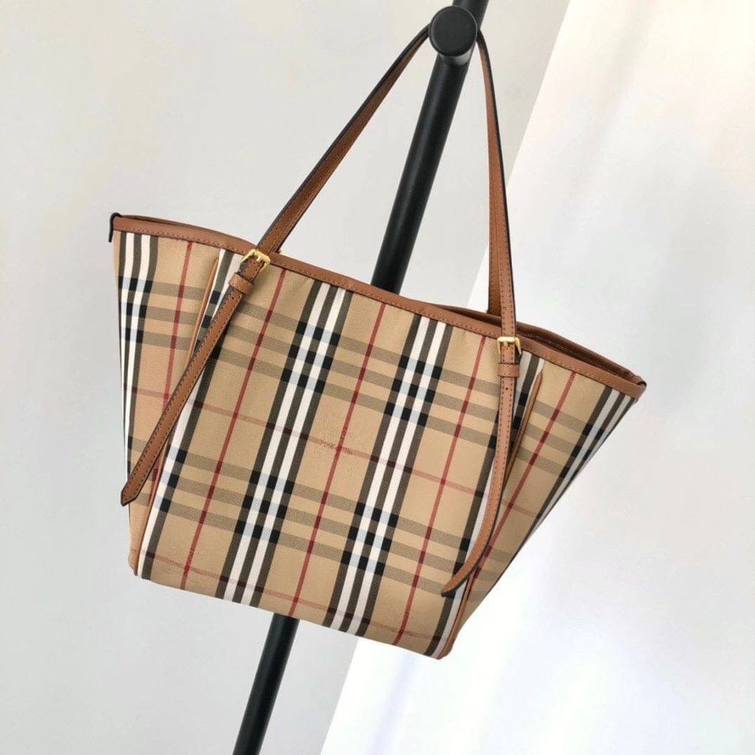 BURBERRY TOTE VINTAGE BAG VIP GIFT WITH PURCHASE (GWP) พรีเมี่ยมกิ๊ฟ Limited Edition จากBURBERRY วัสดุหนังCANVASสลับหนัง เปิดปิดด้วยกระดุมแม่เหล็ก ภายในมีช่องใส่ของโล่งกว้าง พร้อมช่องซิปอีกหนึ่งช่อง สามารถใส่มือถือ ipad ของจุกจิกได้ อีกด้านใส่ของพร้อมหยิบ