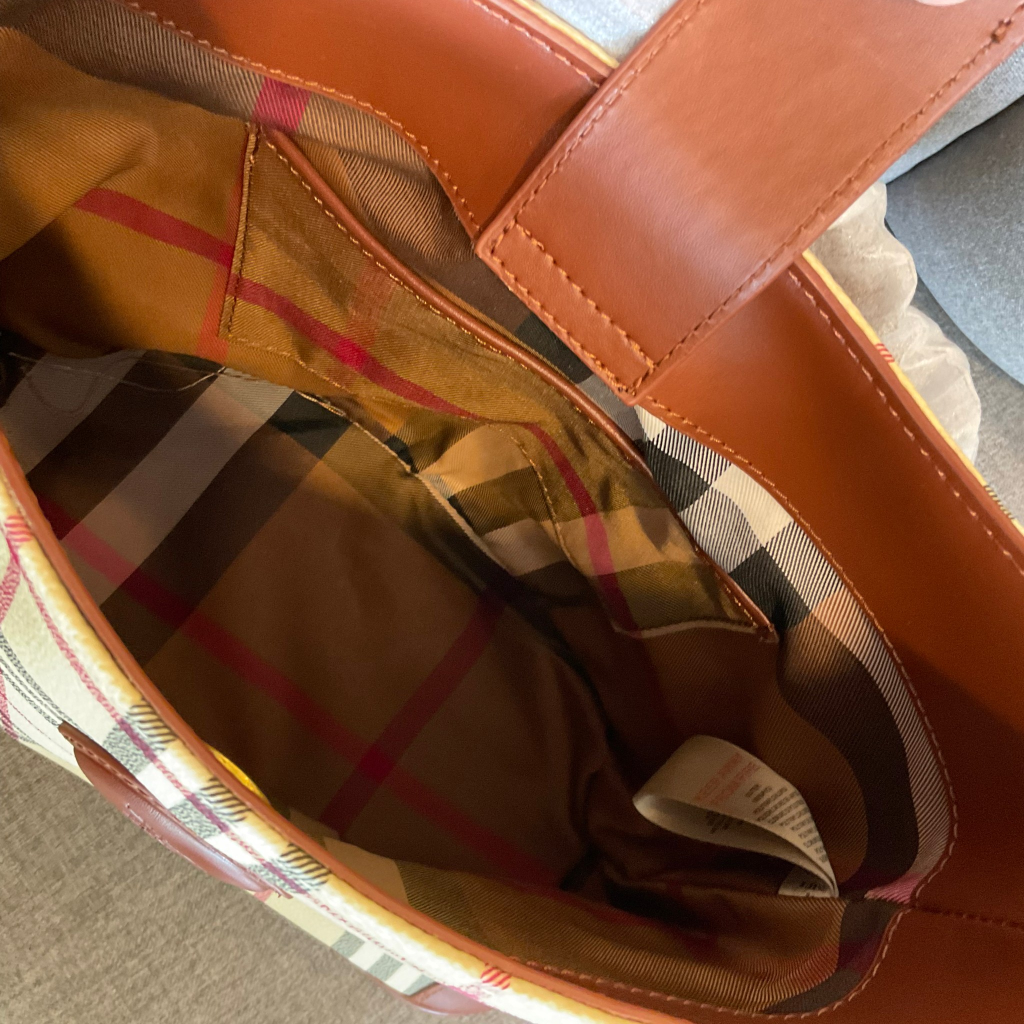 BURBERRY VINTAGE SHOULDER BAG กระเป๋าสะพายไหล่ วัสดุหนังPVC ทรงสูง อยู่ทรง ประดับโลโก้และตัดขอบด้วยหนังแท้สีน้ำตาลเข้ม