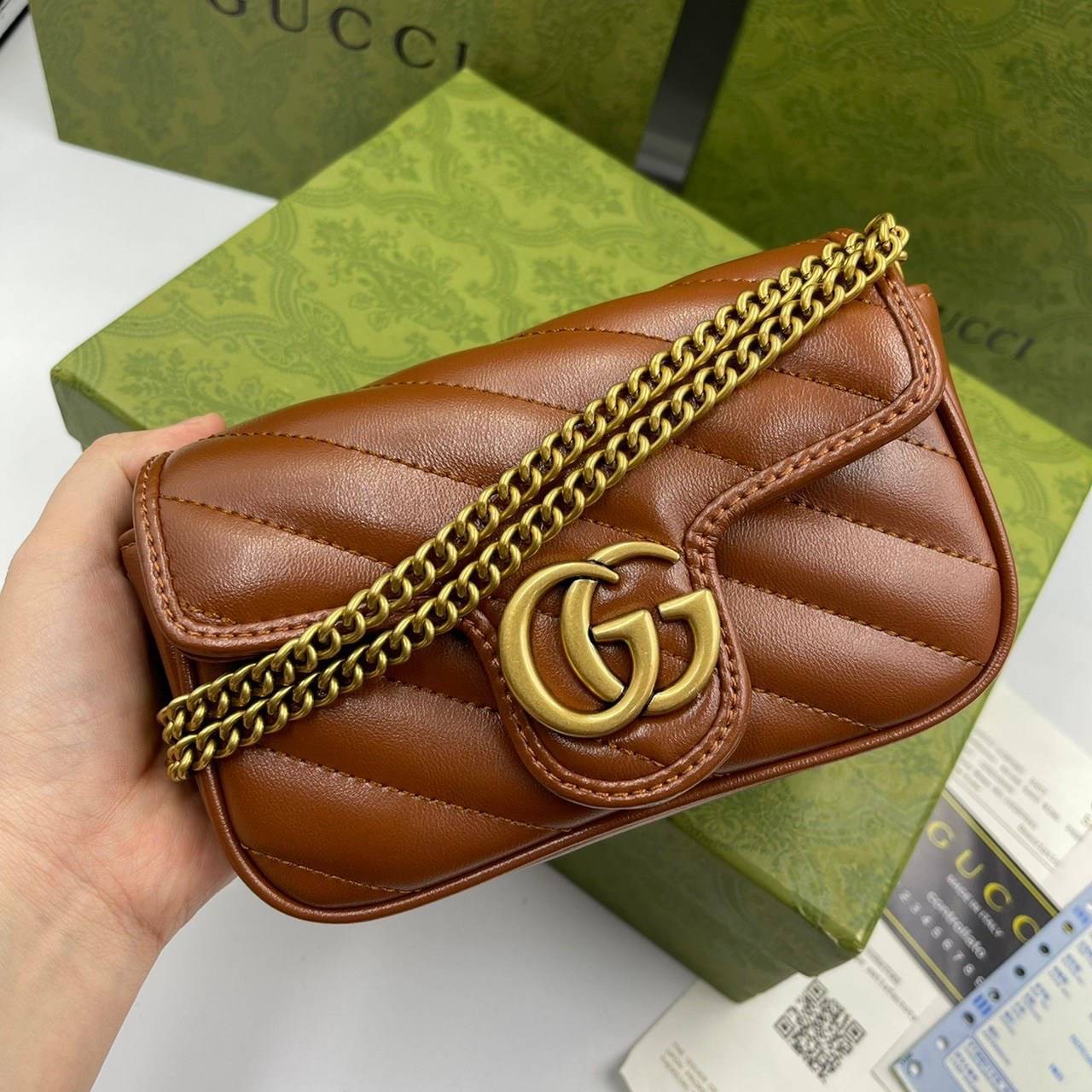 หนังแท้ GUCCI GG Marmont matelasse super mini bag / GG Marmont super mini quilted leather shoulder bag กระเป๋าสะพายข้างใบเล็ก น้องมินิ น่ารั๊กมุ้งมิ้ง วัสดุหนังแท้เชฟรอน สายสะพายแบบโซ่ อะไหล่ทองหรูหรา ด้านหน้าประดับโลโก้แบรนด์หรู ทนทาน แข็งแรง น้ำหนักเบา 