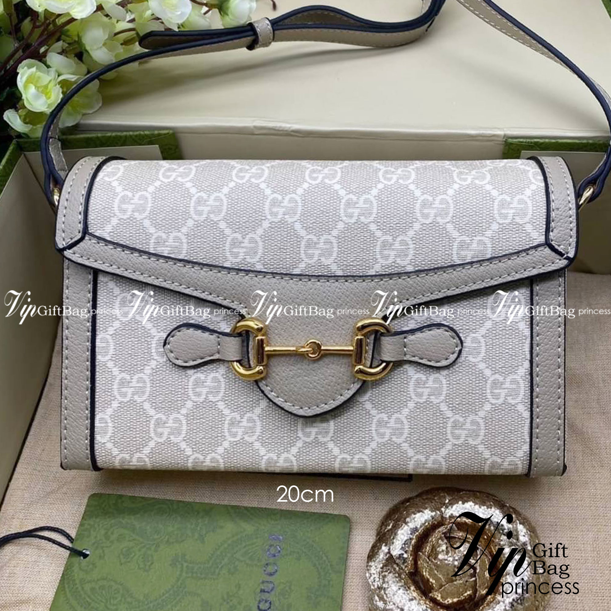 GUCCI HORSEBIT 1955 MINI BAG กระเป๋าสะพาย กระเป๋าใส่โทรศัพท์ ดีไซต์สัญลักษณ์วงแหวนตามแบบฉบับ GG มาพร้อมกล่องแบรนด์และสายสะพายยาวที่สามารถปรับระดับได้ พร้อมส่งให้สะพาย สวยๆ กันแล้ววันนี้ ใบนี้ must have..ค่ะ.!!