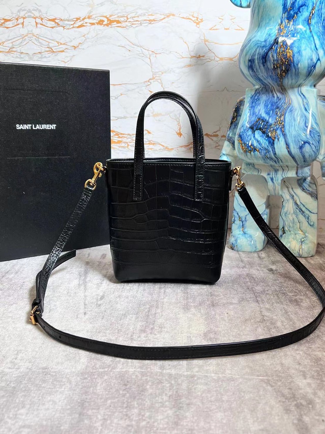 YSL Toy mini croc-effect leather tote / YSL Paris Mini Toy Croc Embossed Leather Bucket Bag กระเป๋ามินิโท้ทหนังลายจรเข้ เกรดออริจินล คอลเลคชั่นใหม่ล่าสุด ครอบครองก่อนใคร ควรมีติดตู้คะสาวๆ ภาพสินค้าถ่ายจากงานขายจริง ใช้งานต่างประเทศได้