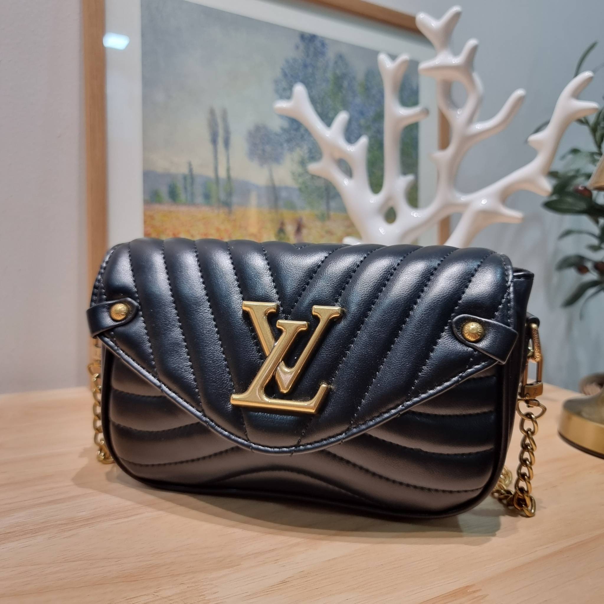 LV new wave pochette multi bag กระเป๋าสะพายมัลติฟังก์ชั่น มาพร้อม box set รับรองว่าดีงาม ลูกเล่นคลาสสิคผสานความวินเทจ มีสายสะพายให้ 2 เส้น และกระเป๋าใบลูก เล็กน่ารัก