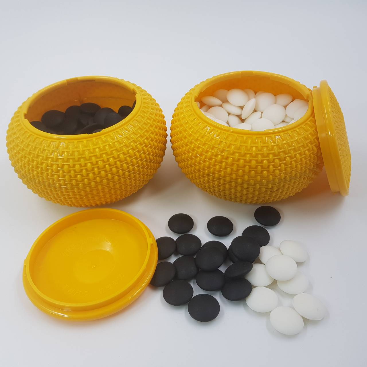 เม็ดหมากล้อมเมลามีนนูนสองด้านและโถพลาสติกสีเหลือง