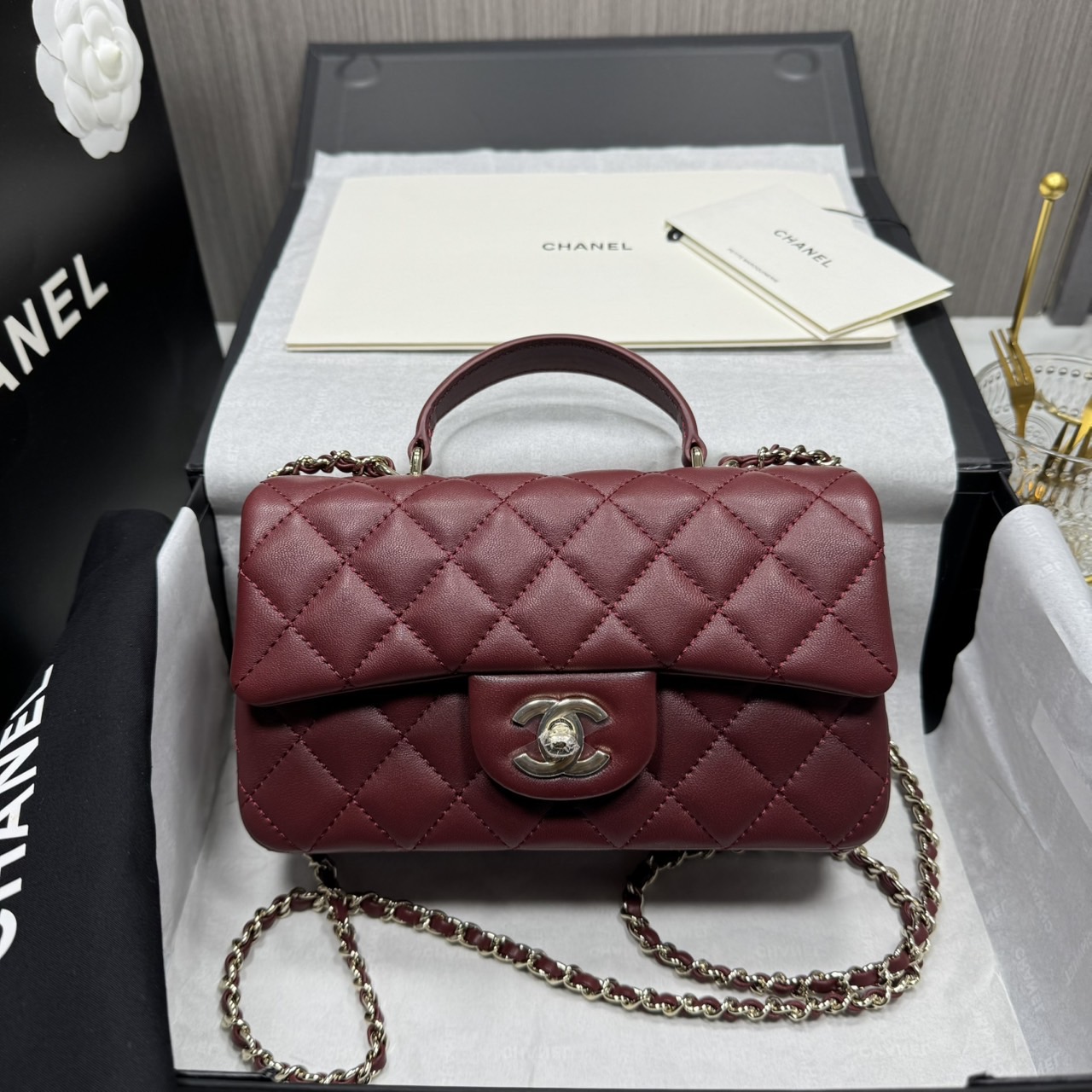 ORI | หนังแท้ Chanel Mini Classic Handbag With Top Handle กระเป๋าสะพายรุ่นคลาสสิกพร้อมหูจับถนัดมือ สวยเรียบหรู 🤍 สินค้าเกรดออริจินอล เทียบแท้