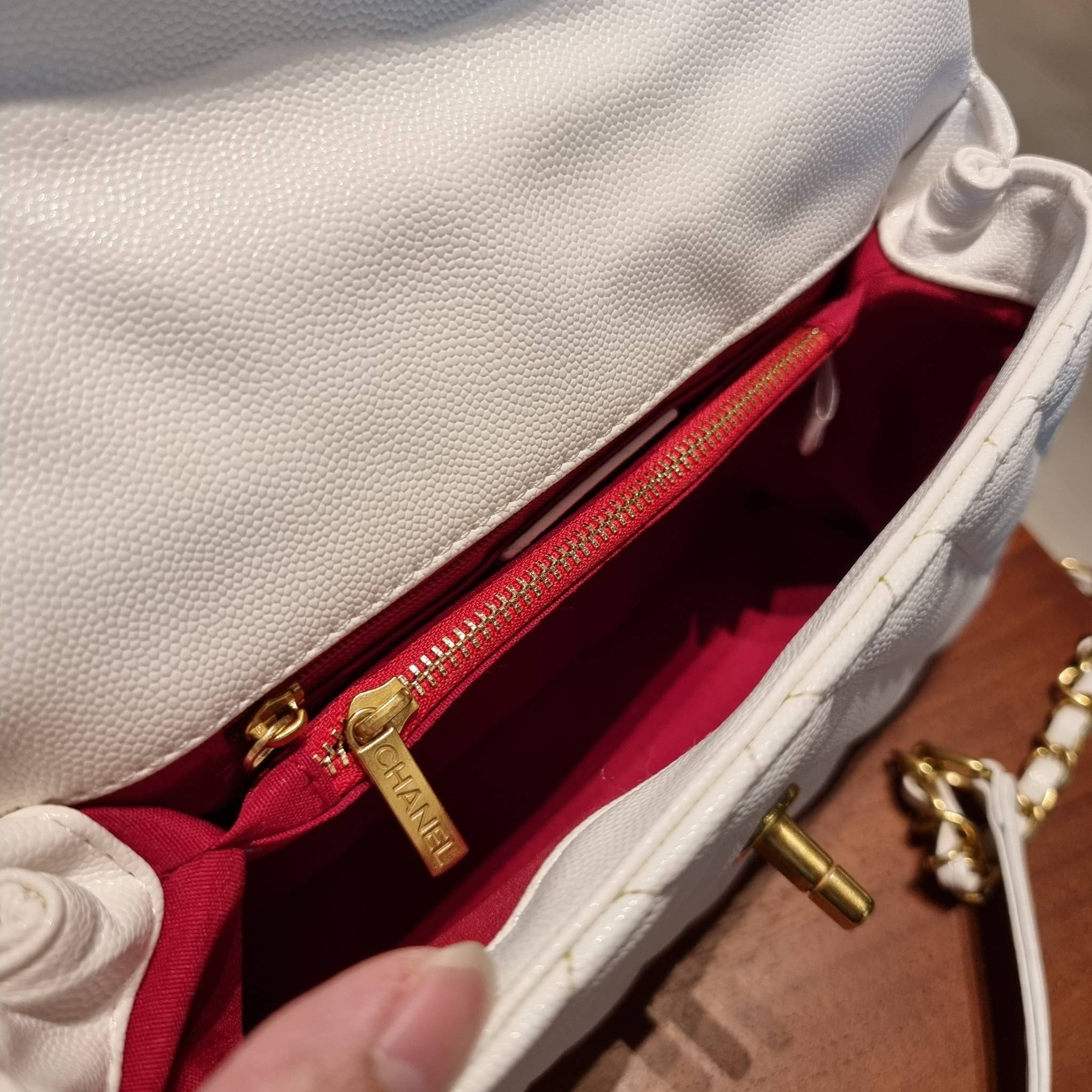 VIP 】รุ่นยอดฮิตตลอดกาล ไซส์กำลังสวย!! จากแบรนด์ Chanel กระเป๋าถือ/สะพาย หนังลายคาเวียร์ โลโก้เด่นชัด เปิด-ปิดกระเป๋าด้วยตัวบิดล็อค อะไหล่สีทองหรู ทรงสวยผู้ดี ภายในกระเป๋ามีช่องโล่งกว้างจุของได้พอสมควร มีช่องซิปแบ่งสัดส่วน ด้านหลังมีช่องเก็บของจุกจิกอีก 1 