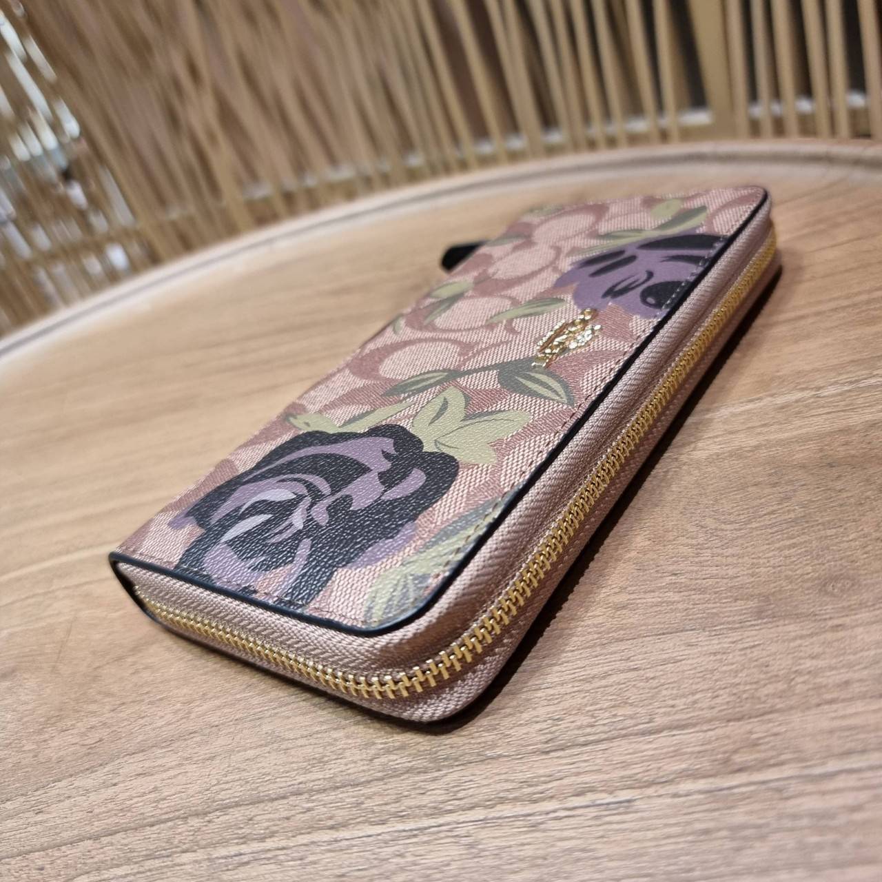 COACH ACCORDION ZIP WALLET IN SIGNATURE CANVAS WITH PRAIRIE ROSE / JUMBO FLORAL / CAMO ROSE FLORAL / MEDLEY BOUQUET PRINT ((F31572/F39189/F26290/F2859)) สวยคลาสสิคไม่มีใครเกิน!! กระเป๋าสตางค์ใบยาว ลวดลายสวย สีสันโดดเด่น วัสดุหนังแคนวาสเคลือบ เปิด-ปิดด้วยซ