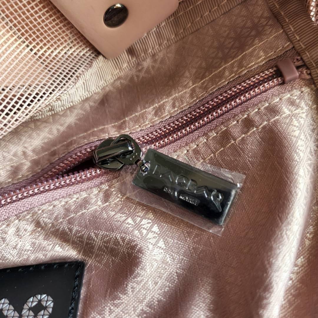 BAO BAO ISSEY MIYAKE LUCENT ONE-TONE กระเป๋า Bao Bao จากแบรนด์ดัง Issey Miyake แบรนด์แฟชั่นจากประเทศญี่ปุ่น ซึ่งมีสินค้ามากมายไม่ว่าจะเป็นเสื้อผ้า นาฬิกา น้ำหอม และที่ขาดไม่ได้นั่นก็คือ กระเป๋า Bao Bao ที่มีความพิเศษในเรื่องของวัสดุและดีไซน์ที่ครองใจสถาปน