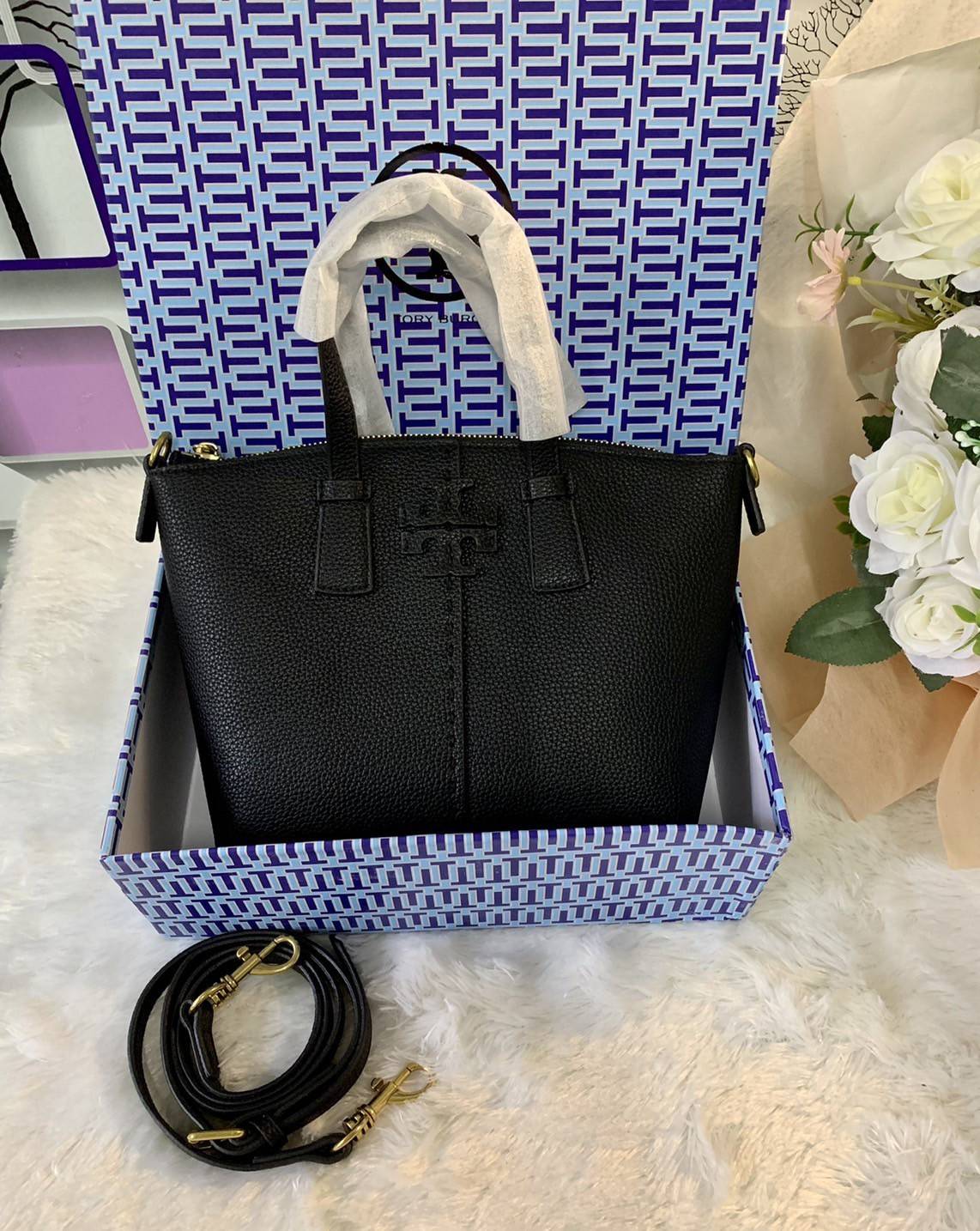 Tory Burch McGraw Mini Top Zip Satchel กระเป๋าสะพายทรงสวย ขนาดกำลังดี หูจับถนัดมือ วัสดุหนังแกะสังเคราะห์หนังสวยเงาขึ้นรูป ประดับโลโก้แบรนด์ด้วยหนังที่ด้านหน้า จะสะพายข้างหรือcrossbody ได้หมด แมทกับชุดได้ง่าย น้ำหนักเบาค่ะ มาพร้อมสายสะพายยาวปรับระดับได้ ถ