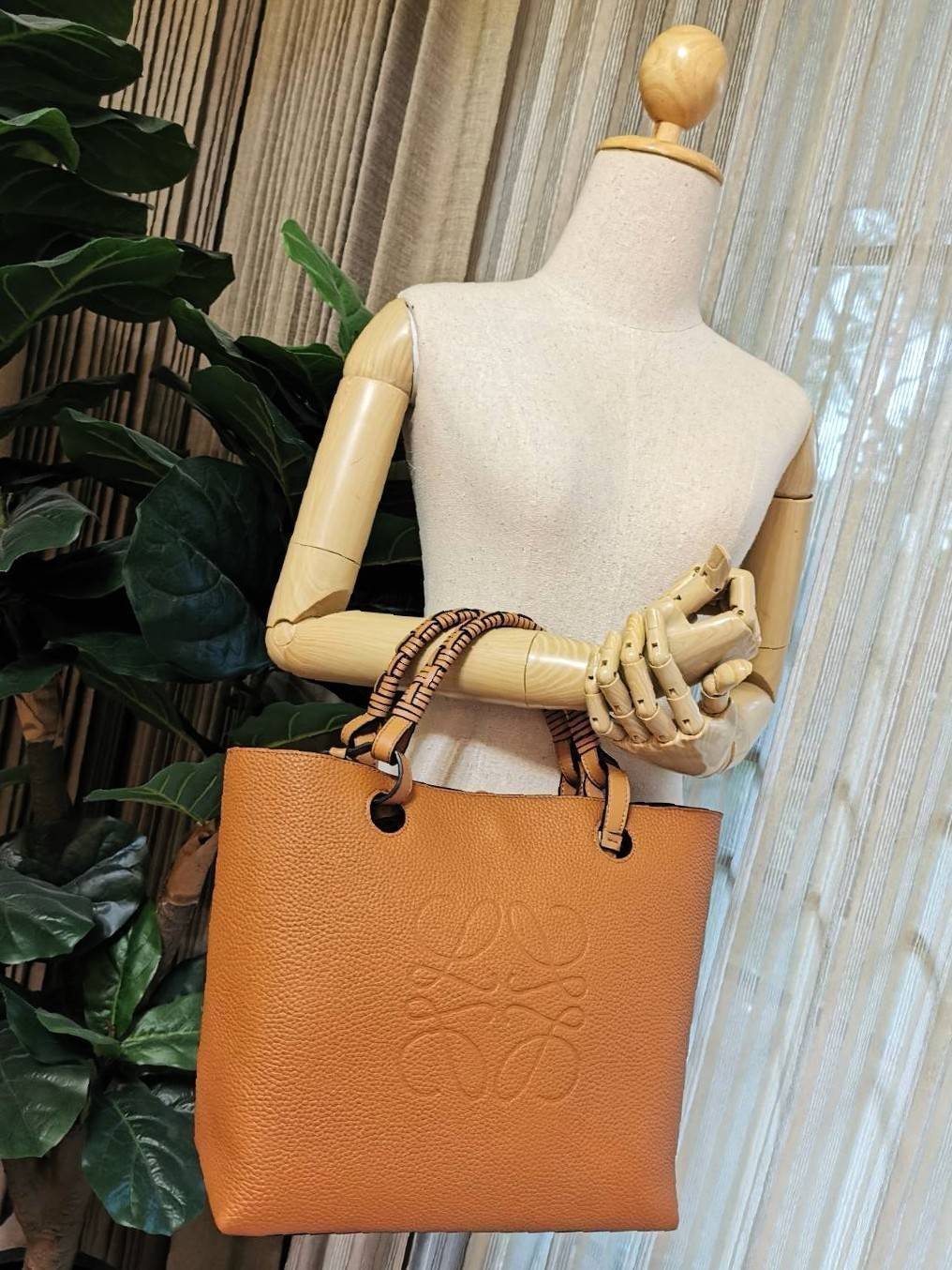 พร้อมส่งความสวย! Super Rare! ห้ามพลาด!✴️ LOEWE HANDLE & SHOULDER BAG VIP GIFT WITH PURCHASE (GWP) กระเป๋าหนังแท้พรีเมี่ยมกิ๊ฟ Limited จาก LOEWE PERFUME DUTYFREE รุ่น Rare items สุดๆวัสดุหนังแท้ Lambskin แบบนิ่มเทคเจอร์สวยดีไซน์สุดหรูคงเอกลักษณ์แบรน