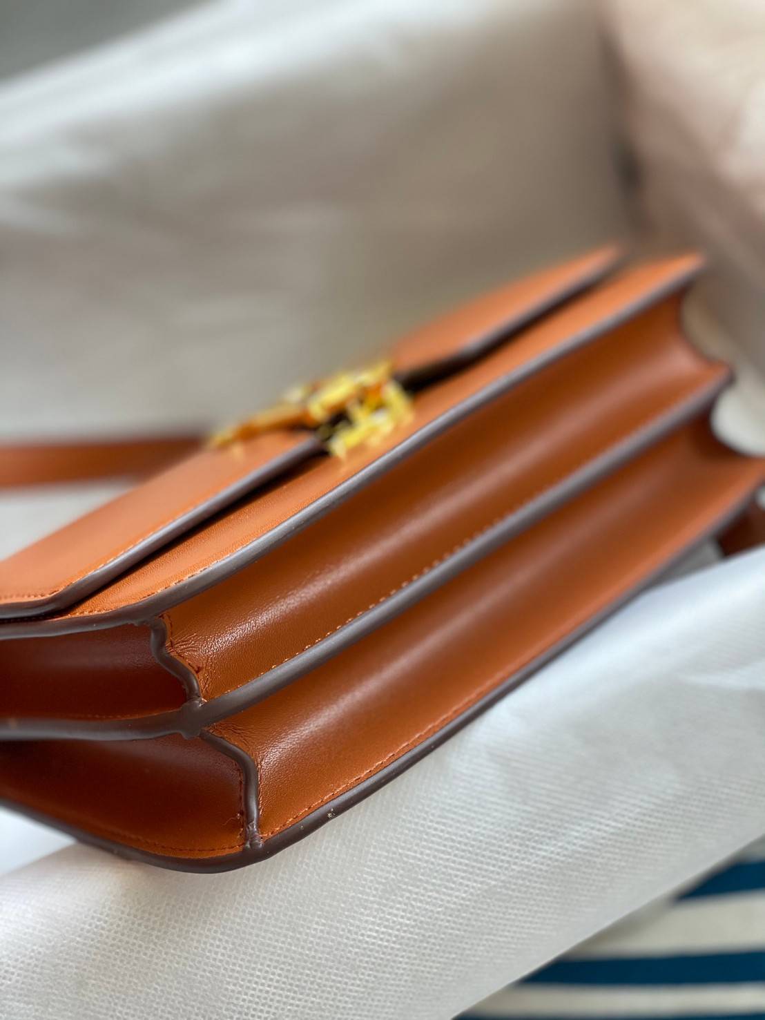 BURBERRY FRAGRANCES CROSSBODY BAG VIP GIFT WITH PURCHASE (GWP) กระเป๋าสะพายพรีเมี่ยมกิ๊ฟ Limited Edition จากน้ำหอม BURBERRY DUTY FREE วัสดุ Calfskin หนังเรียบสวยอยู่ทรงดีไซน์ยอดนิยมประดับโลโก้แบรนด์ทองด้านหน้า เปิดปิดด้วยฝาปิดสัญลักษณ์ตัวB ภายในมีช่องแบ่ง