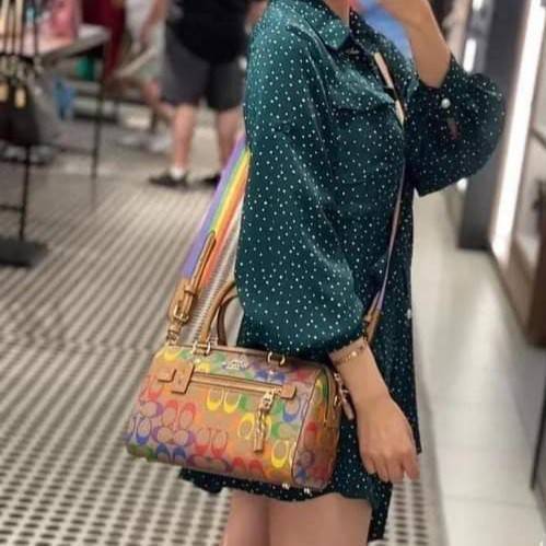 COACH ROWAN SATCHEL IN RAINBOW SIGNATURE CANVAS (COACH C4396)🌈 คอลเลคชั่นที่มาแรงที่สุด ร้อนแรงได้อย่างไม่มีแผ่วลงเลยสักนิด! โดดเด่น สดใส สะดุดตา🌈 ระดับตัวTOP ต้องยกให้เธอเลย กับ COACH ทรงหมอน 10" คอลเลคชั่นนี้// วัสดุหนังแคนว