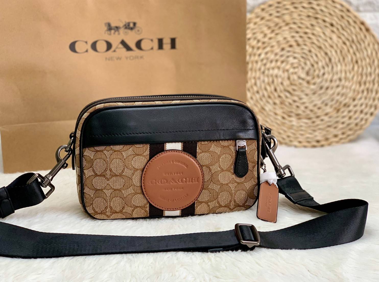 ของแท้ 💯% สินค้าแนะนำ ออกใหม่ ใช้ได้ทั้งชาย//หญิงค่ะ😘 COACH Graham Crossbody In Signature Jacquard With Stripe And Coach Patch ((4118))