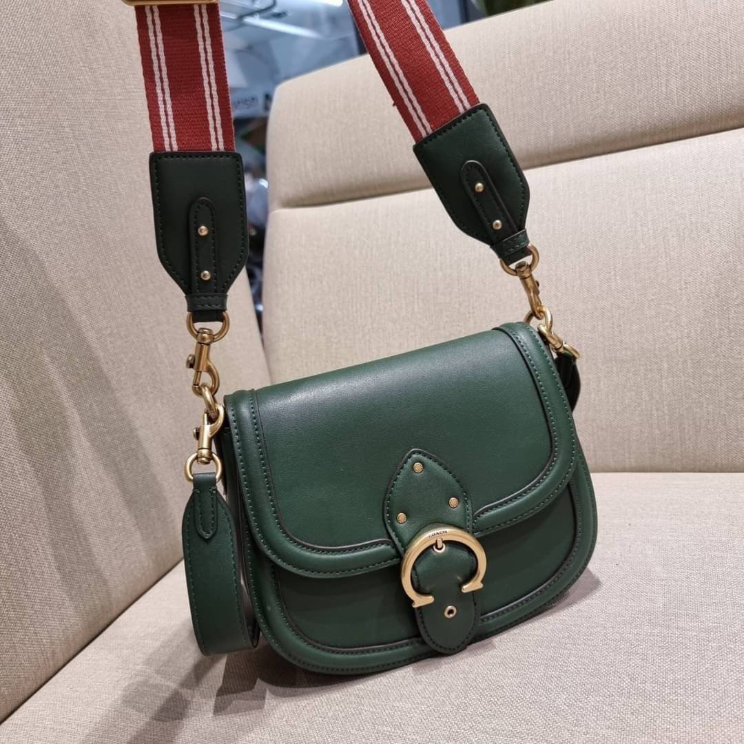 COACH C0749 BEAT SADDLE BAG The best item! ที่สาวๆรอคอย! ฮอตไฟลุก! สีหายาก ละมุนคุณหนู คอลเลคชั่นใหม่ ดีไซน์หรูหรา พิเศษมากๆมาพร้อมสายสะพาย 2 เส้น ใช้คู่กันหรือแยกสะพายก็สวยครบสูตร กระเป๋าสะพายทรง saddle คลาสสิค วัสดุหนัง glove-tanned ทนทาน เปิด-ปิดด้วยกร