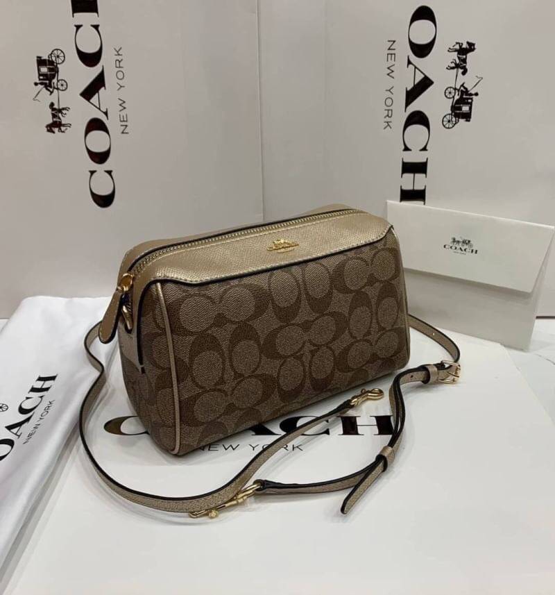 COACH BENNETT CROSSBODY IN SIGNATURE CANVAS กระเป๋าสะพายข้าง รุ่นหมอนไร้หูในตำนาน!! คัมแบคจ้า กลายเป็นรุ่นที่ตามหากันไปแล้วน้า ด้วยทรงที่คลาสสิค บวกดีไซน์เรียบแต่แฝงความหรู ใครๆก็หลงรักแหละ!! ดูออก!! วัสดุหนังแคนวาสเคลือบคุณภาพดี เปิด-ปิดด้วยซิป มาพร้อมสา