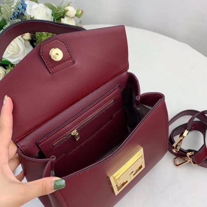 หนังแท้ Givenchy Mini Mystic Calfskin Leather Satchel / Givenchy Top Handle Bag กระเป๋ารุ่นใบใหม่จากแบรนด์หรู การออกแบบเชิงมุมโดดเด่นด้วยแผ่นปิดสามเหลี่ยมที่มีรายละเอียดพร้อมการปิดด้วยแม่เหล็ก double-G พกติดตัวไว้ที่หูหิ้วด้านบนหรือสวมสายสะพายทรงเรียวเพื่