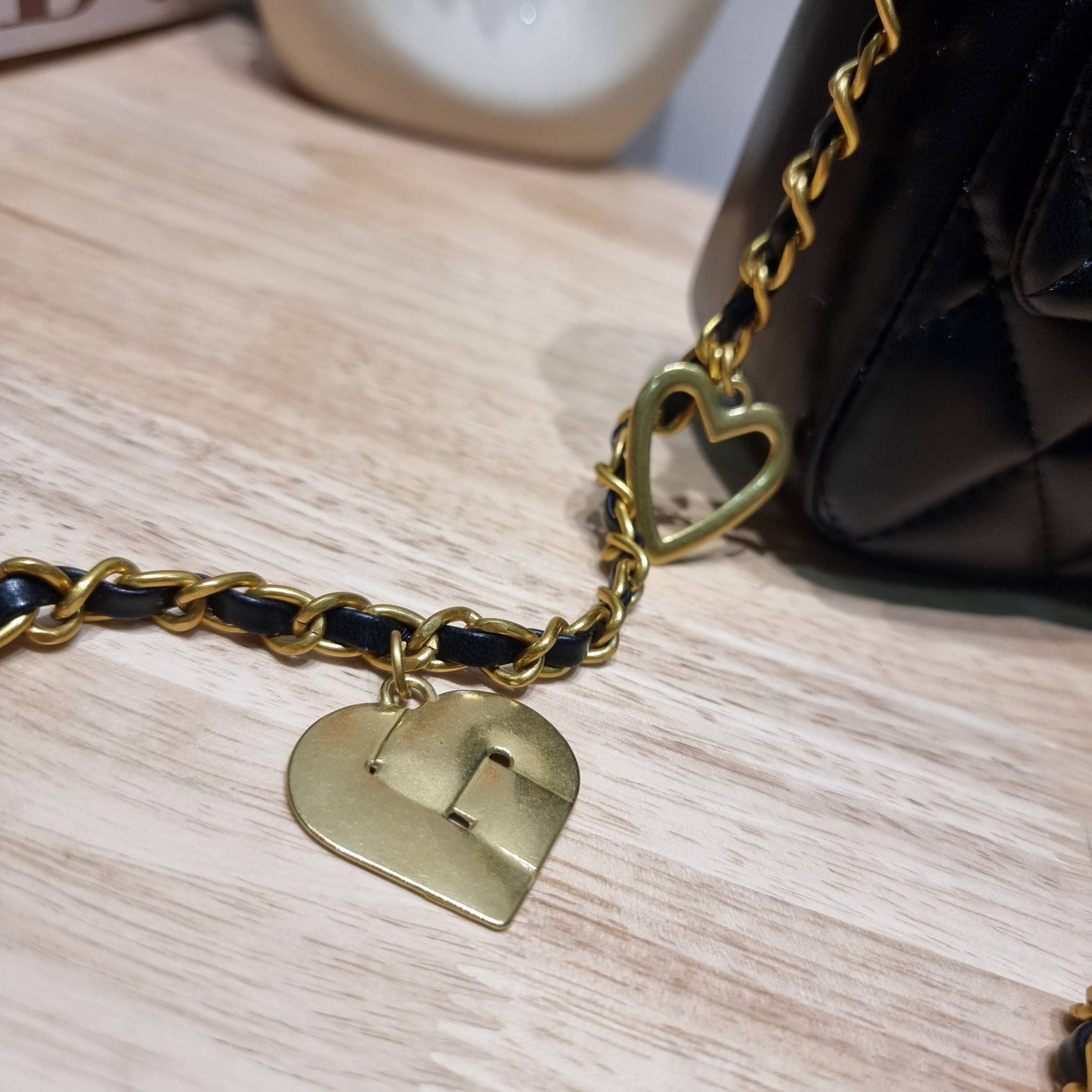 CHANEL GIFT SET สุดหรูชวนให้สะสมส่งท้ายปี กับไอเท็มลิมิเต็ดและ best seller พร้อมเสิร์ฟครบชุด สุดคุ้ม มาพร้อมกระเป๋าสะพายถึง 2 ใบ เด็ดทั้งคู่ๆ วัสดุหนังวัว และยังไม่พอ มีกระเป๋าสตางค์แถมให้ไปอีก 1ใบ สวยครบจบในเซ็ทเดียว!!