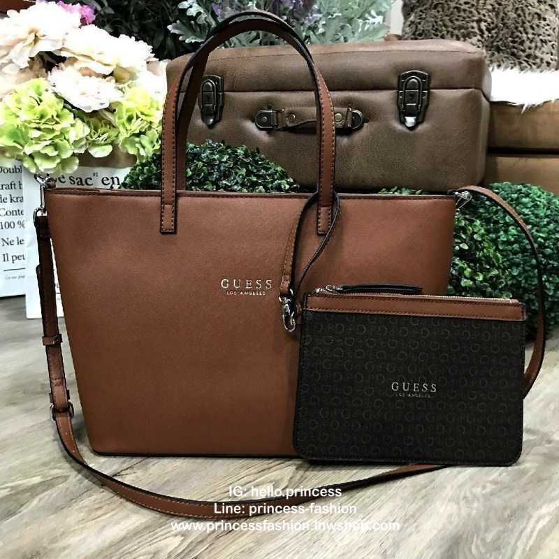 GUESS LARGE SHOPPER BAG WITH POUCH กระเป๋าสะพายรุ่นใหม่ล่าสุดจาก GUESS FACTORY หนัง Saffiano สวยหรูอยู่ทรง ด้านหน้ามีโลโก้แบรนด์ ด้านหลังมีช่องใส่ของ หูหิ้วสะพายไหล่ได้มาพร้อมสายสะพายยาวถอดได้ปรับได้ มีกระเป๋าใบเล็กเข้าชุดกันห้อยที่หูหิ้ว ใบเล็กถอดเเยกใช้