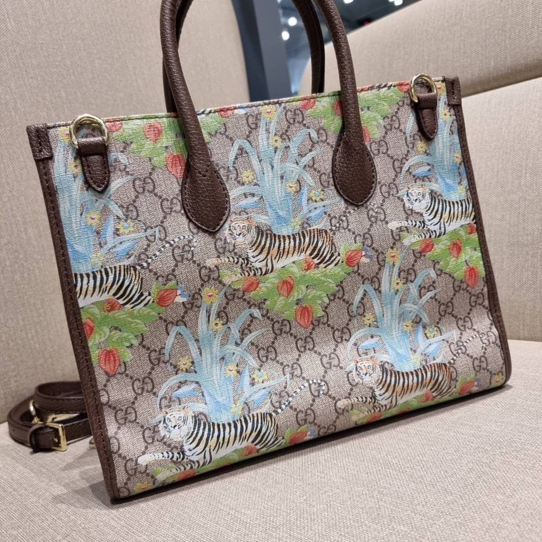 GUCCI Tiger GG small tote bag ใบใหญ่ อีกไอเท็มใหม่ ร้อนแรงไฟลุก!! ต้อนรับปีเสืออย่างเป็นทางการ จัดให้แบบเลิศๆ กับกระเป๋าทรงโท้ท วีไอพีพรีเมี่ยมกิ๊ฟ ไซส์ใหญ่ โดดเด่นด้วยลวดลายไม่ซ้ำใคร สวยเอกลักษณ์ วัสดุหนังแคนวาส ภายในโล่งกว้างมาก ใส่ของแบบแน่นๆ จุๆไปได้เ